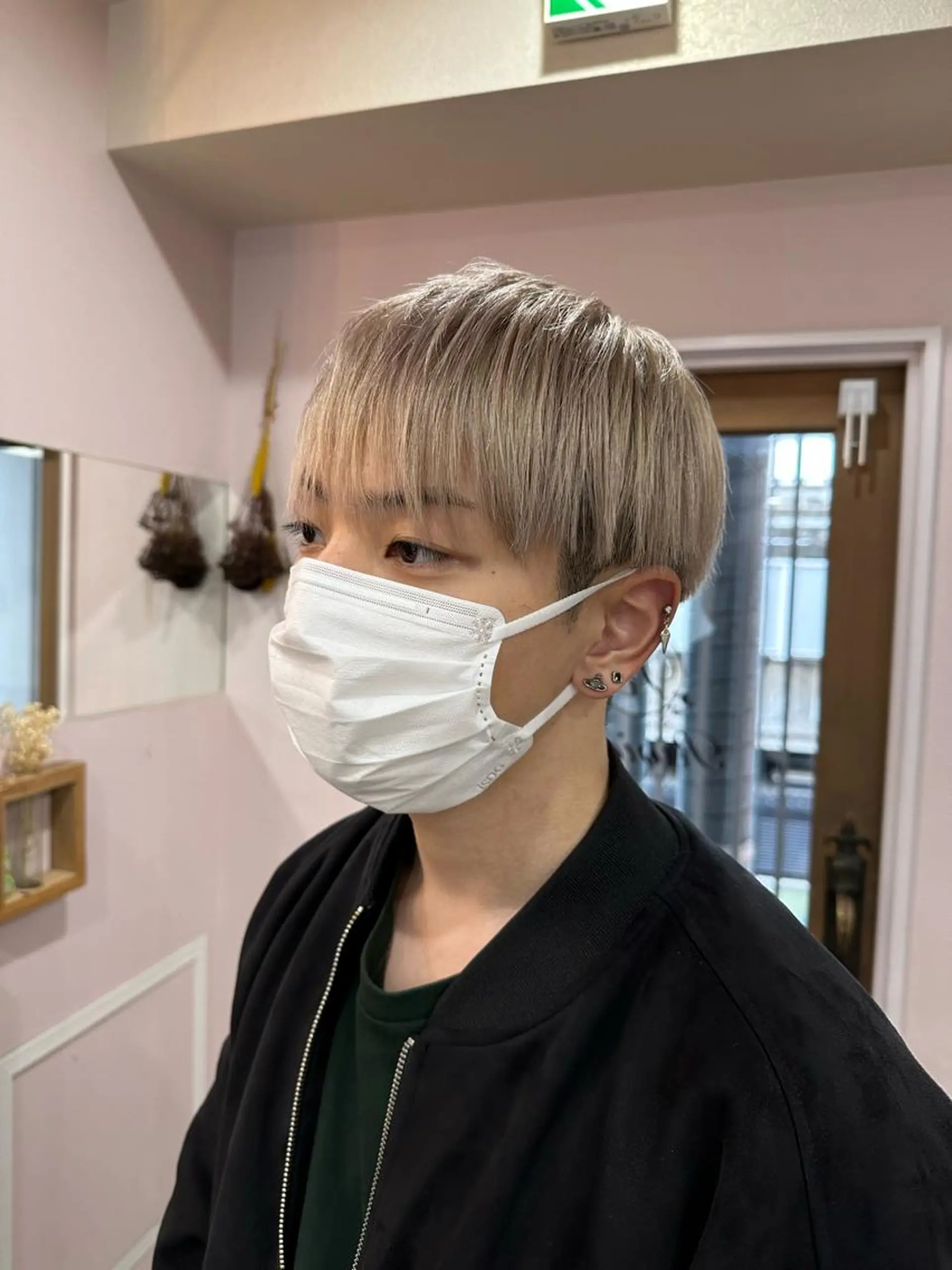 ショート カラー ブリーチ ブロンド ホワイトブロンド cinq PROJECT所属・ミルクティーベージュ /三村克彦のヘアスタイル