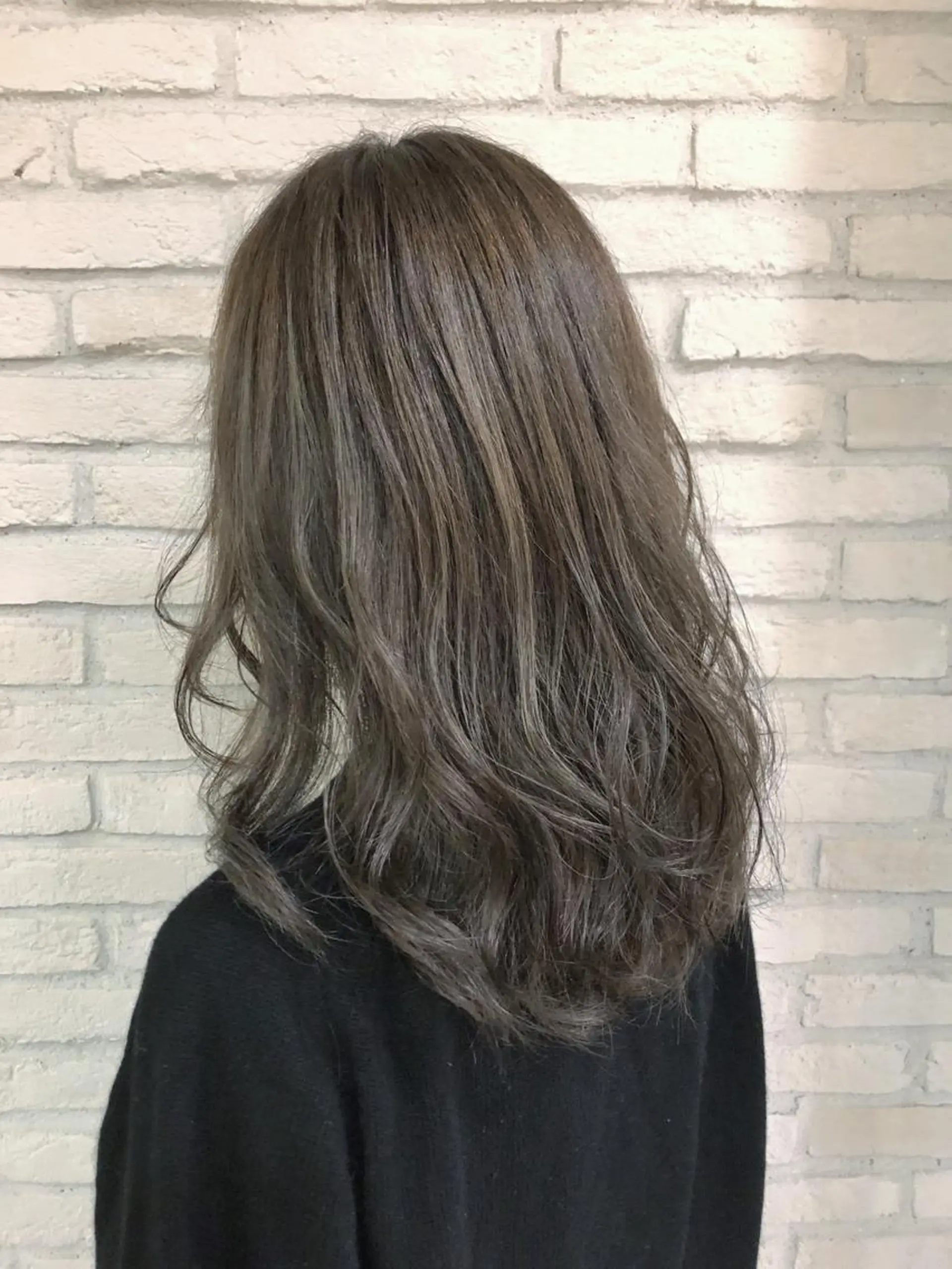 セミロング カラー 透明感カラー グレージュ ハイライトカラー ハイライト oggi +KENJE所属・大平 美沙のヘアスタイル