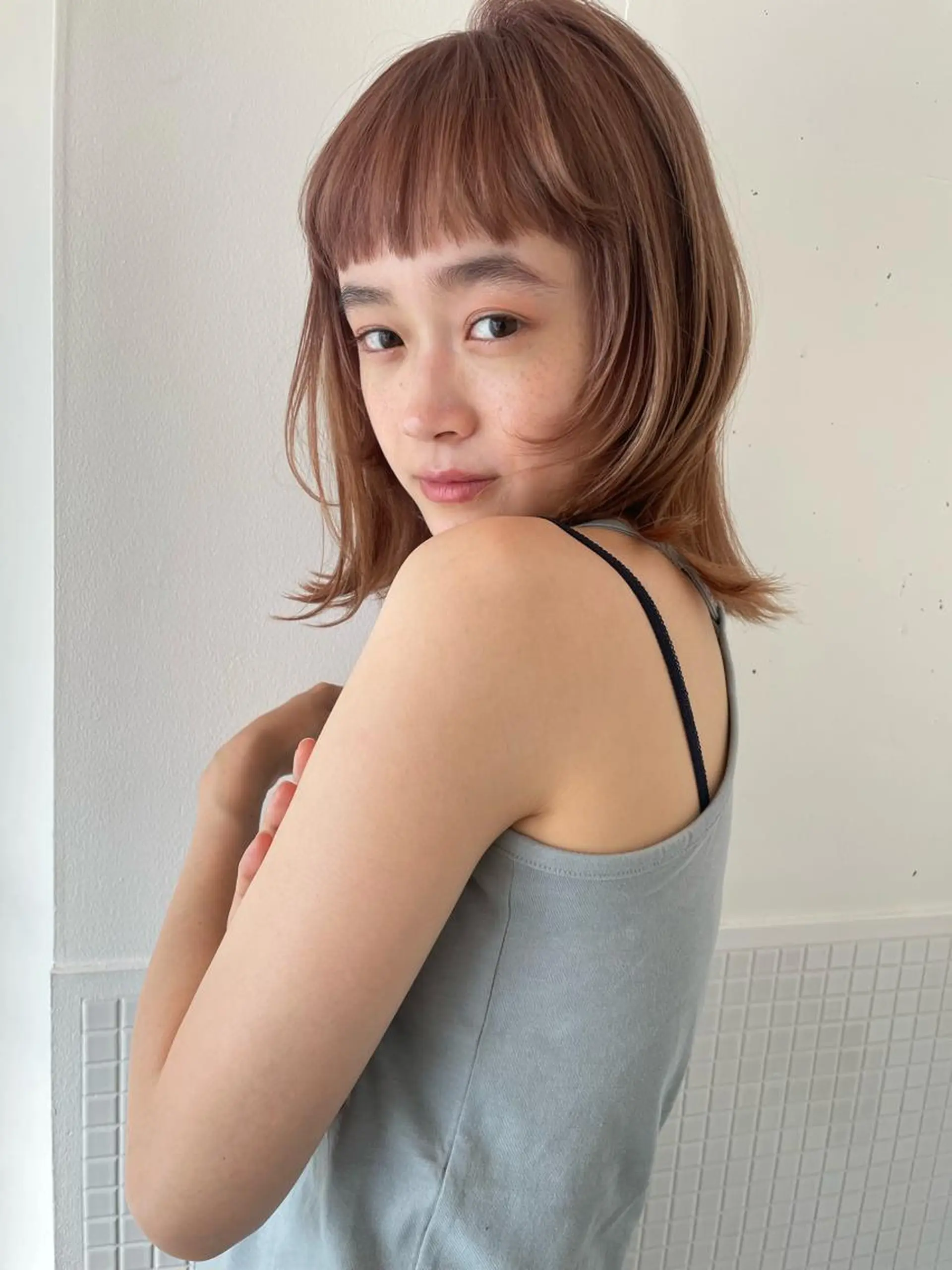 ミディアム カラー ブリーチ ブリーチなしで透け感 暖色カラーボブaoiのヘアスタイル