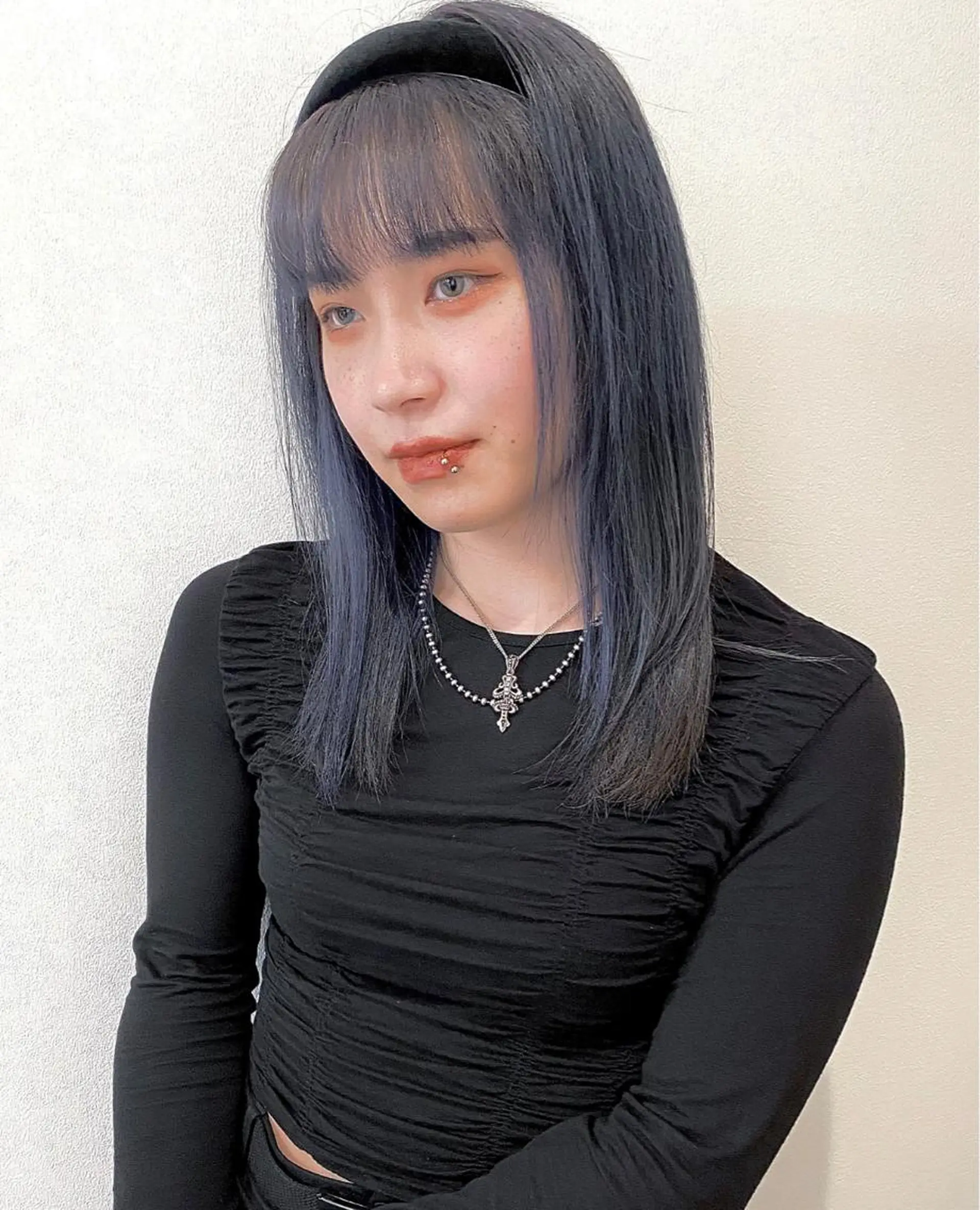 セミロング カラー ブルーカラー ネイビーカラー ヘアカラー トリートメント RAIMA ハイトーン/ベージュのヘアスタイル