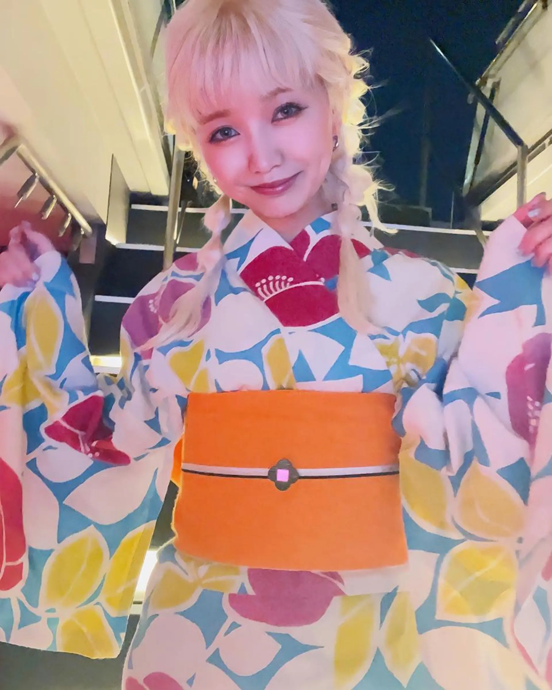 ミディアム カラー ヘアアレンジ ベージュカラー ブロンド グラデーションカラー ハイライトカラー くせ毛 韓国/髪質改善💘 櫻井かれんのヘアスタイル