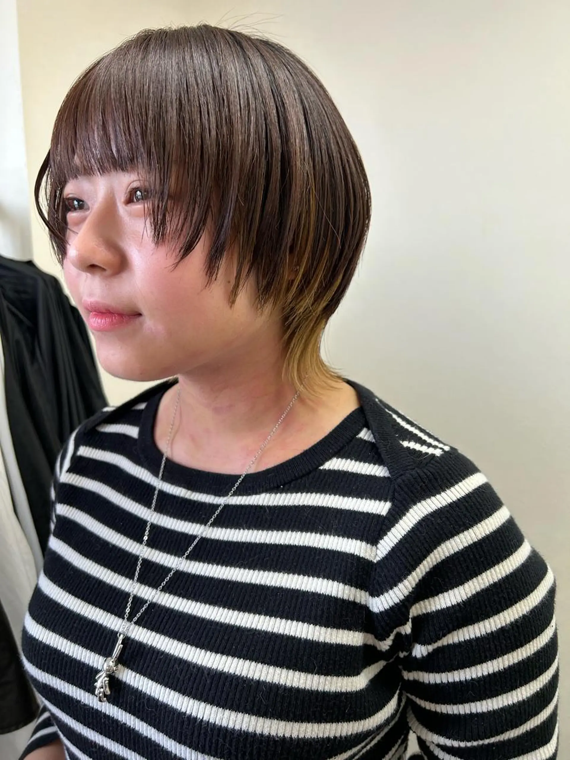 ショート オリーブベージュ/ ブリーチなし透明感のヘアスタイル