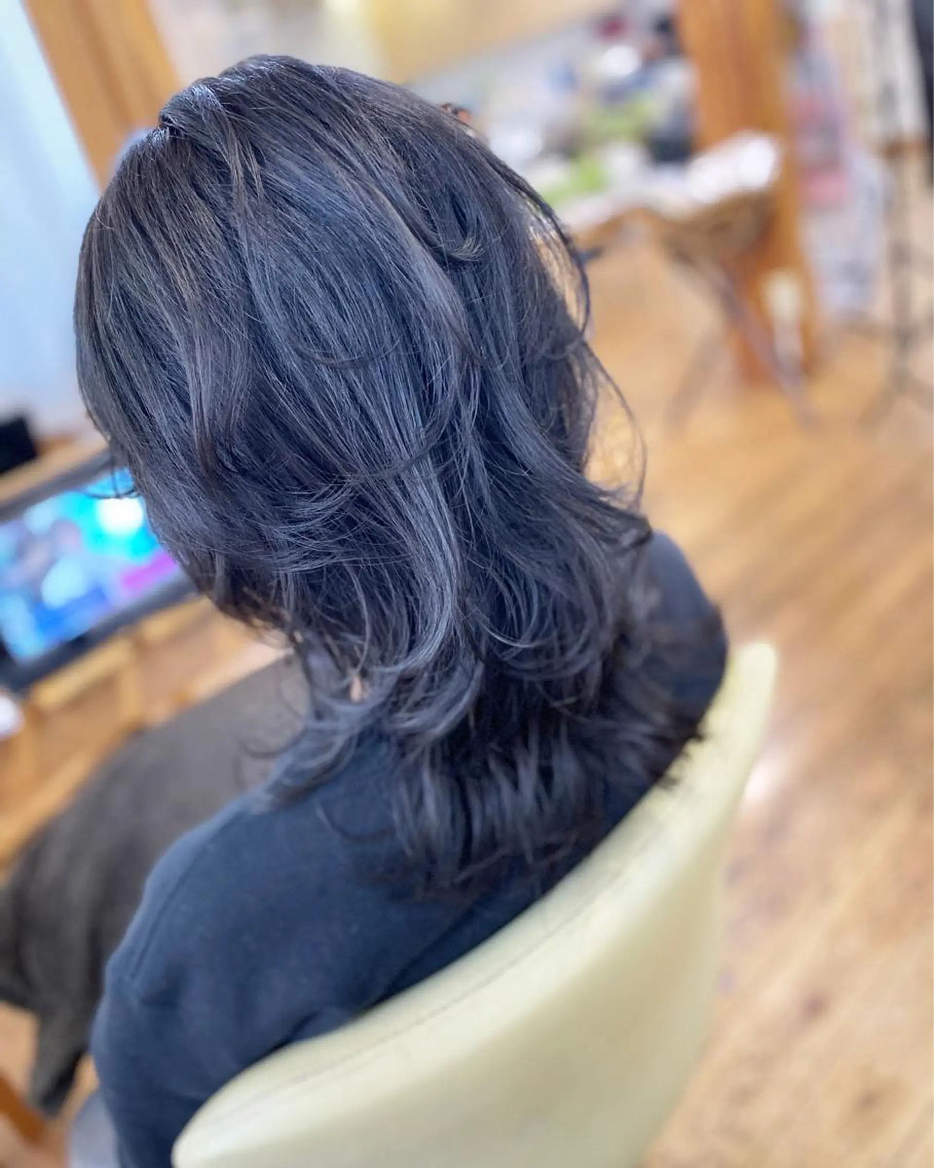 セミロング カラー レイヤーカット ウルフカット 荒木 ひろかのヘアスタイル