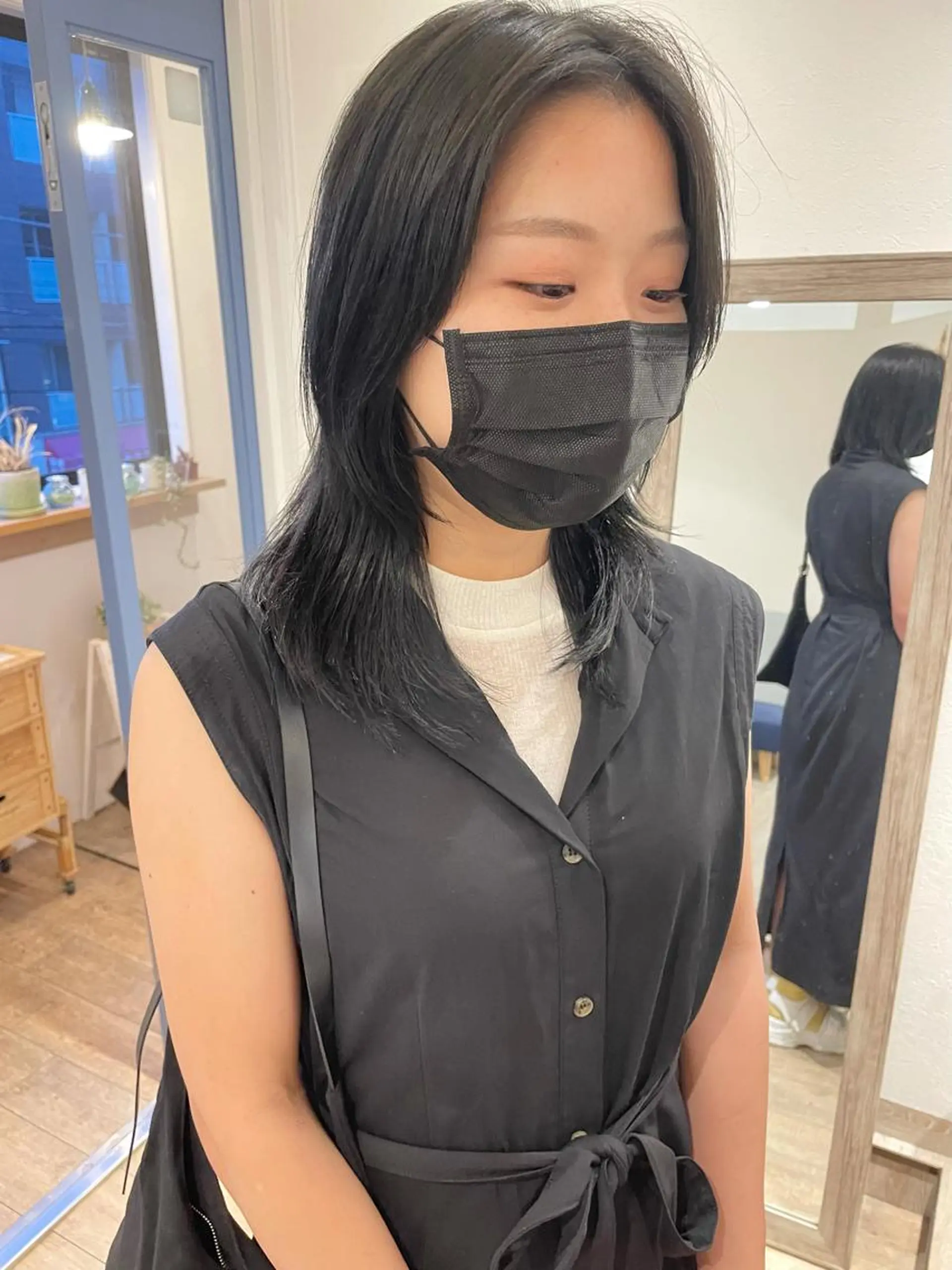 ミディアム カラー ミディアムレイヤー 黒髪 ブリーチ ブルーカラー ブルーブラック 🩰オリーブ/ ベージュ松本咲花🩰のヘアスタイル