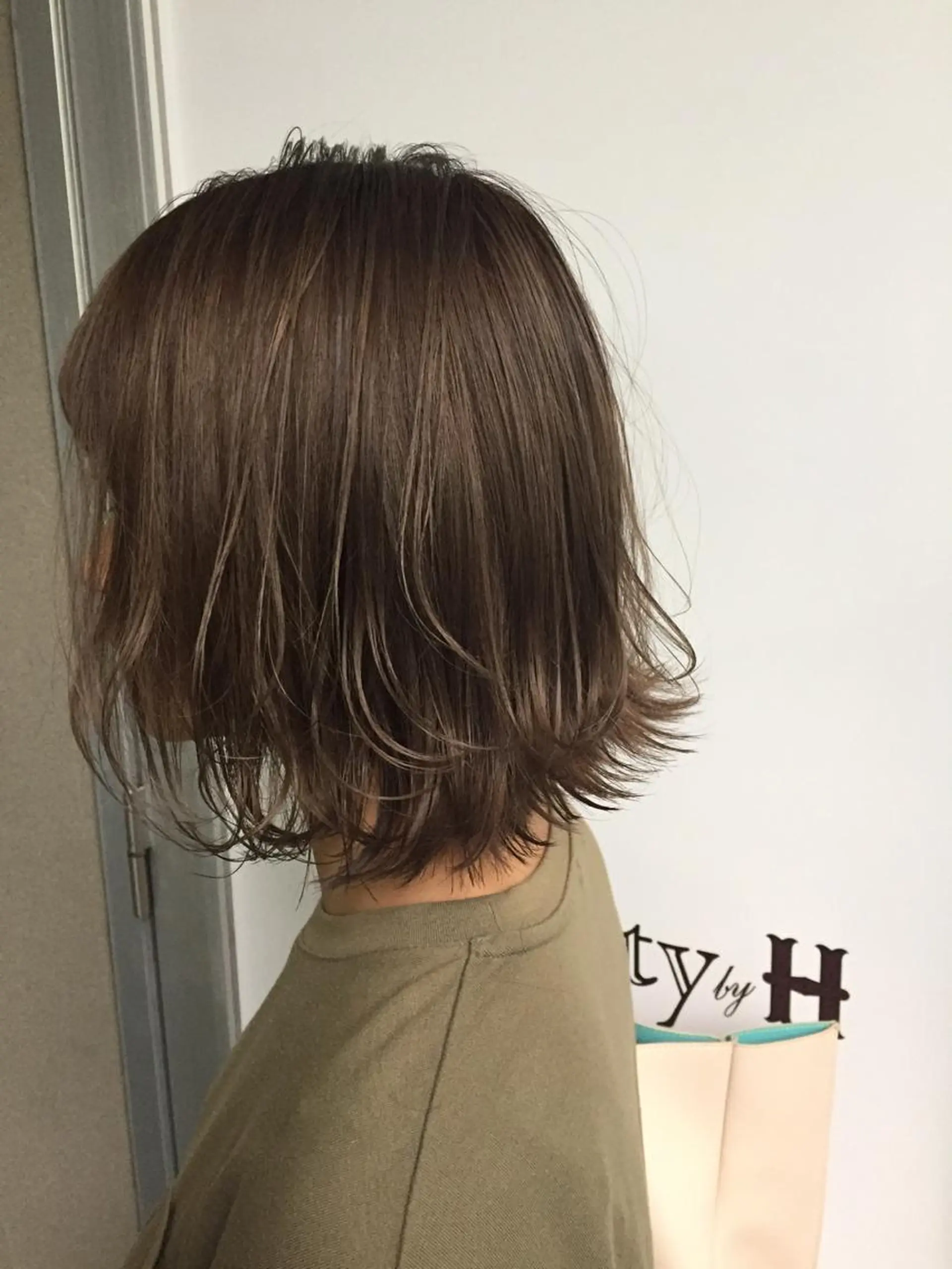 ショート カラー アッシュ ベージュカラー 外ハネヘア 倉家 聖のヘアスタイル