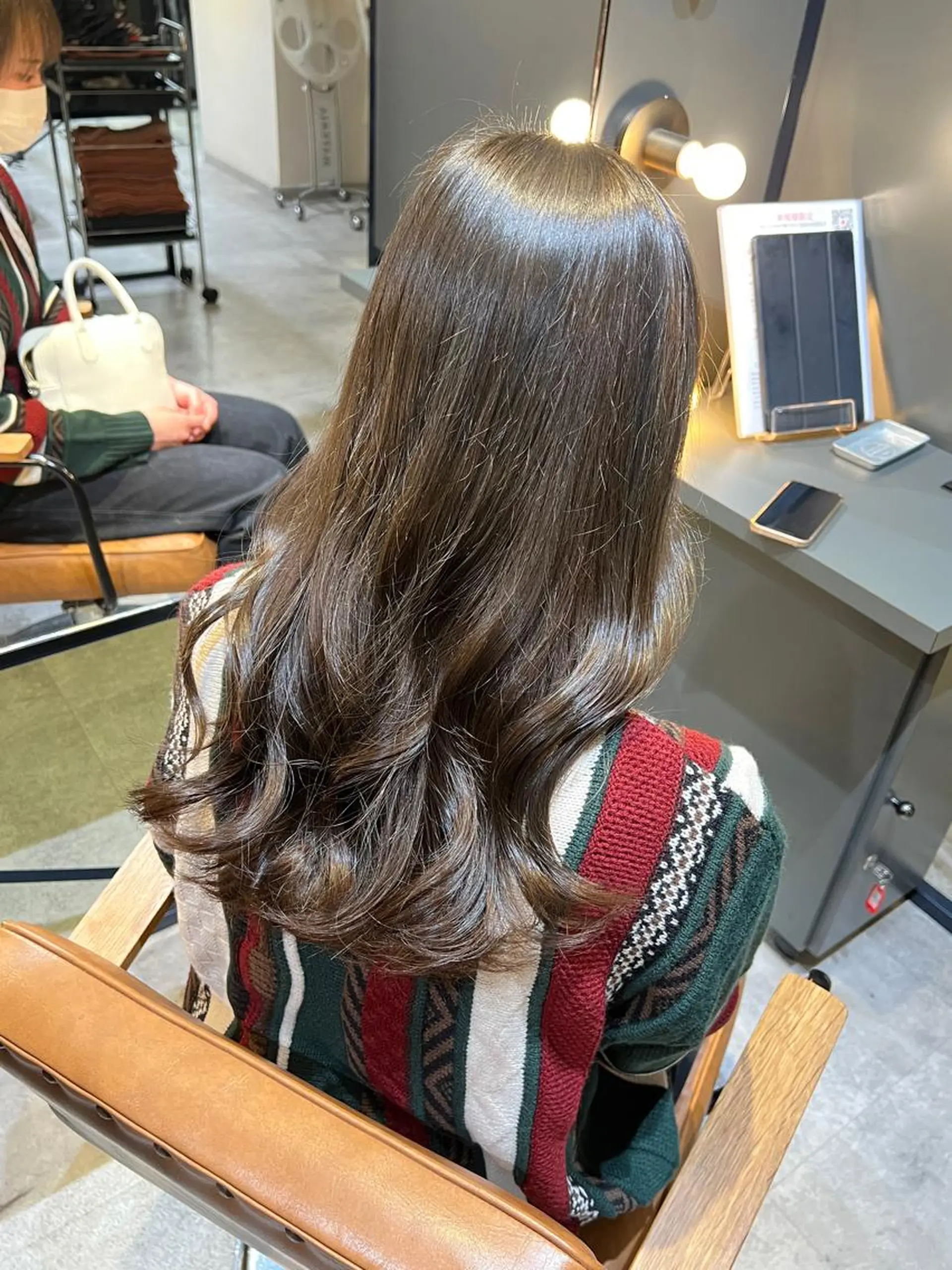 ロング カラー ブリーチ グレージュ ブリーチなしカラー ノイシキ サキのヘアスタイル