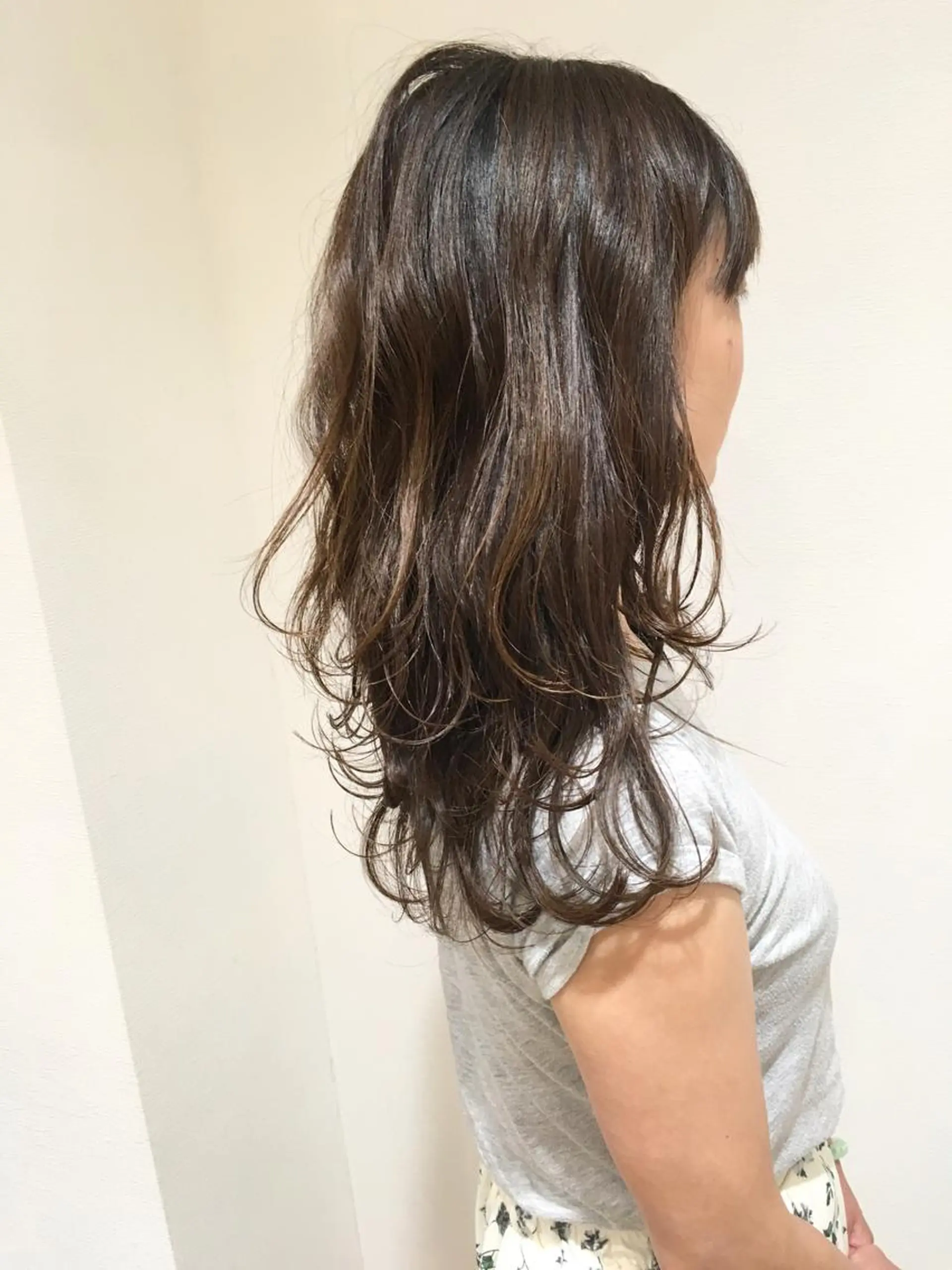 ミディアム カラー ダークグレー ダークグレージュ グレージュ レイヤーカット ディレクター ノナカのヘアスタイル