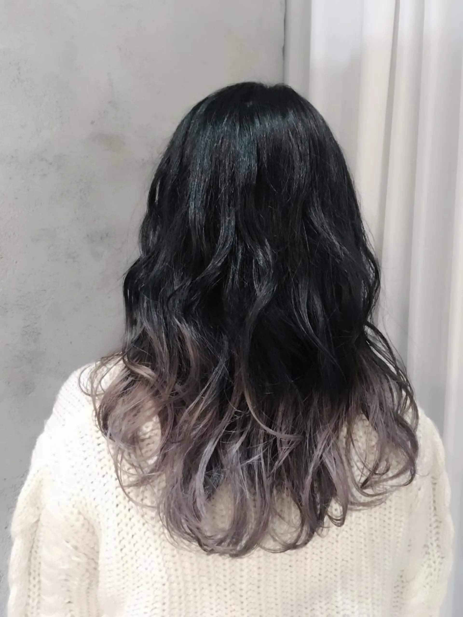 セミロング カラー ベージュカラー ダークグレー グラデーションカラー シルバー シルバーベージュ EMANON天神所属・Hitomi Ezakiのヘアスタイル