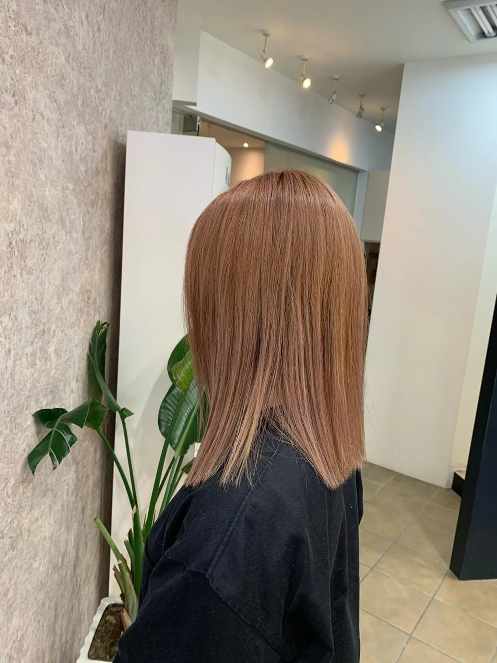 ミディアム カラー ハイトーンカラー 切りっぱなしロブ カット トリートメント Ripps長居所属・メテオ ／ヘアカラー 西川菜実のヘアスタイル