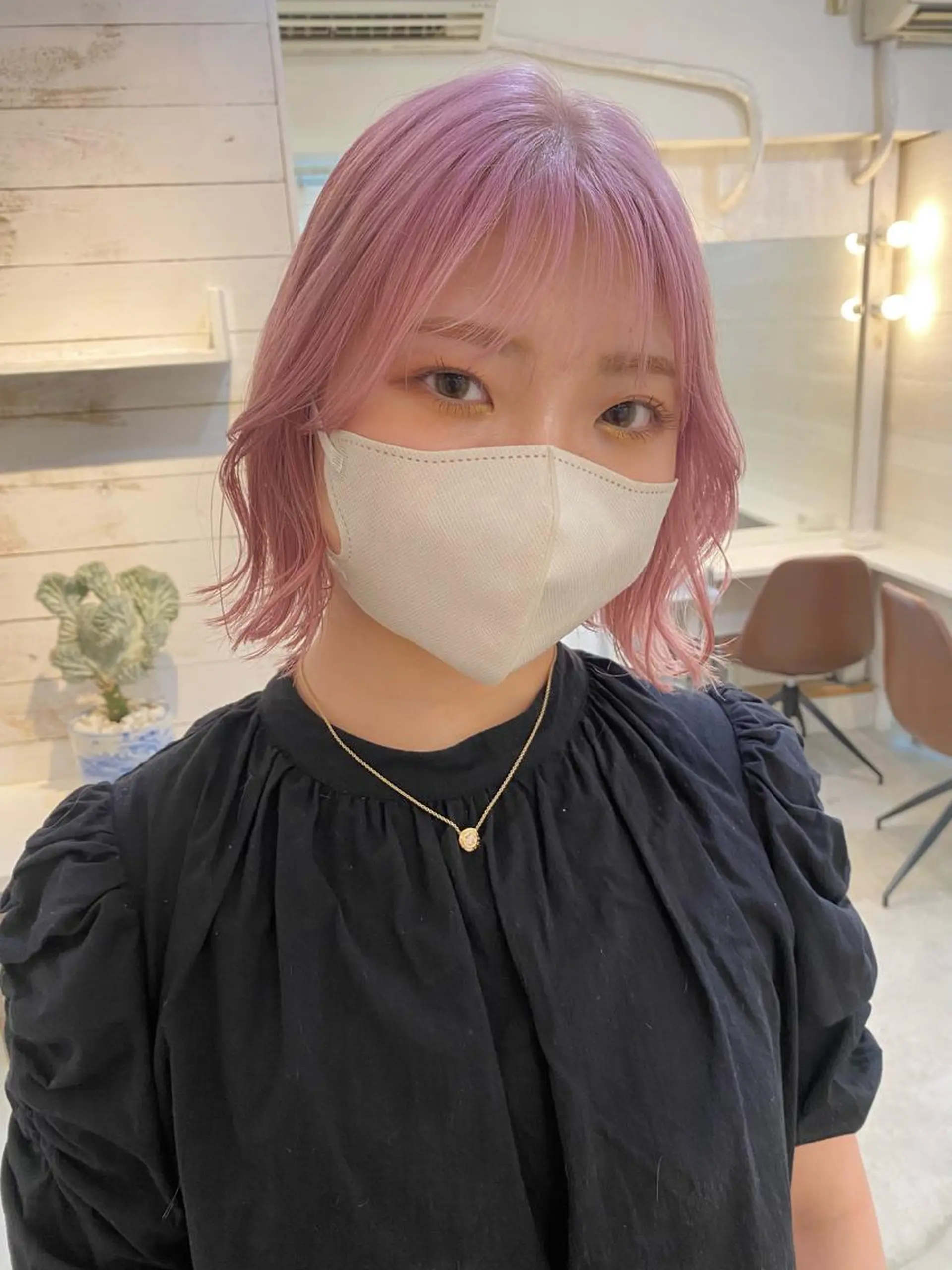 ショート カラー ブリーチ ピンクカラー ホワイトピンク ブリーチなしカラー レイヤーカットのヘアスタイル