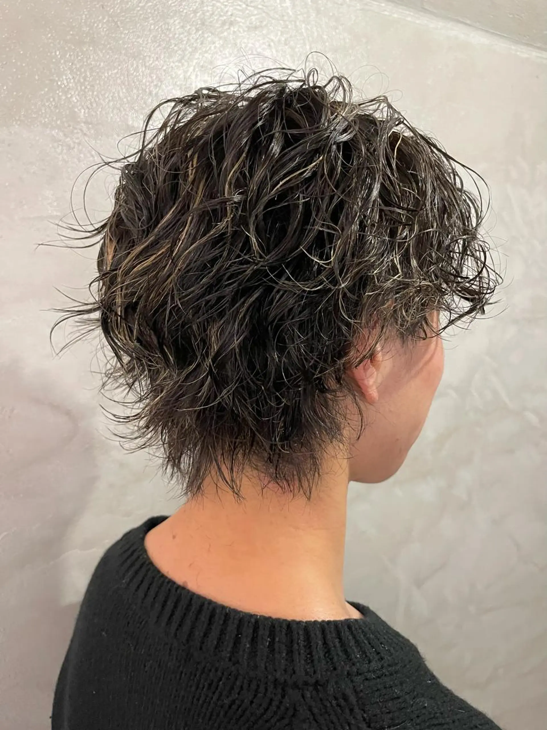 カラー パーマ メンズ メンズハイライト メンズウルフカット ハイライトカラー ウルフカット パーマ FUJINO RYOのヘアスタイル