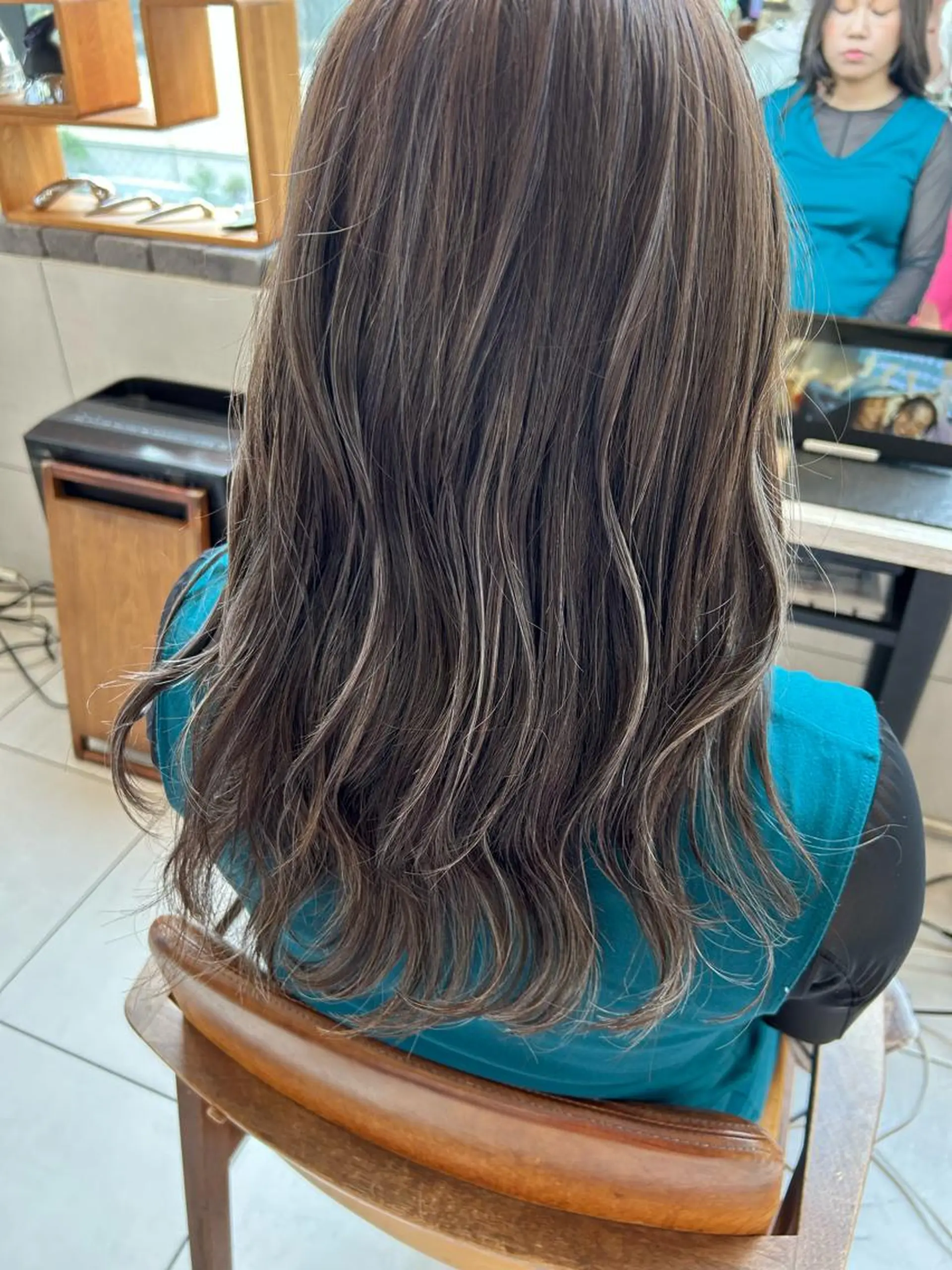 セミロング カラー ハイライトカラー ハイライト ヘアカラー 艶カラー/耳つぼ/ 浴衣着付け/渡辺奈緒のその他イメージ