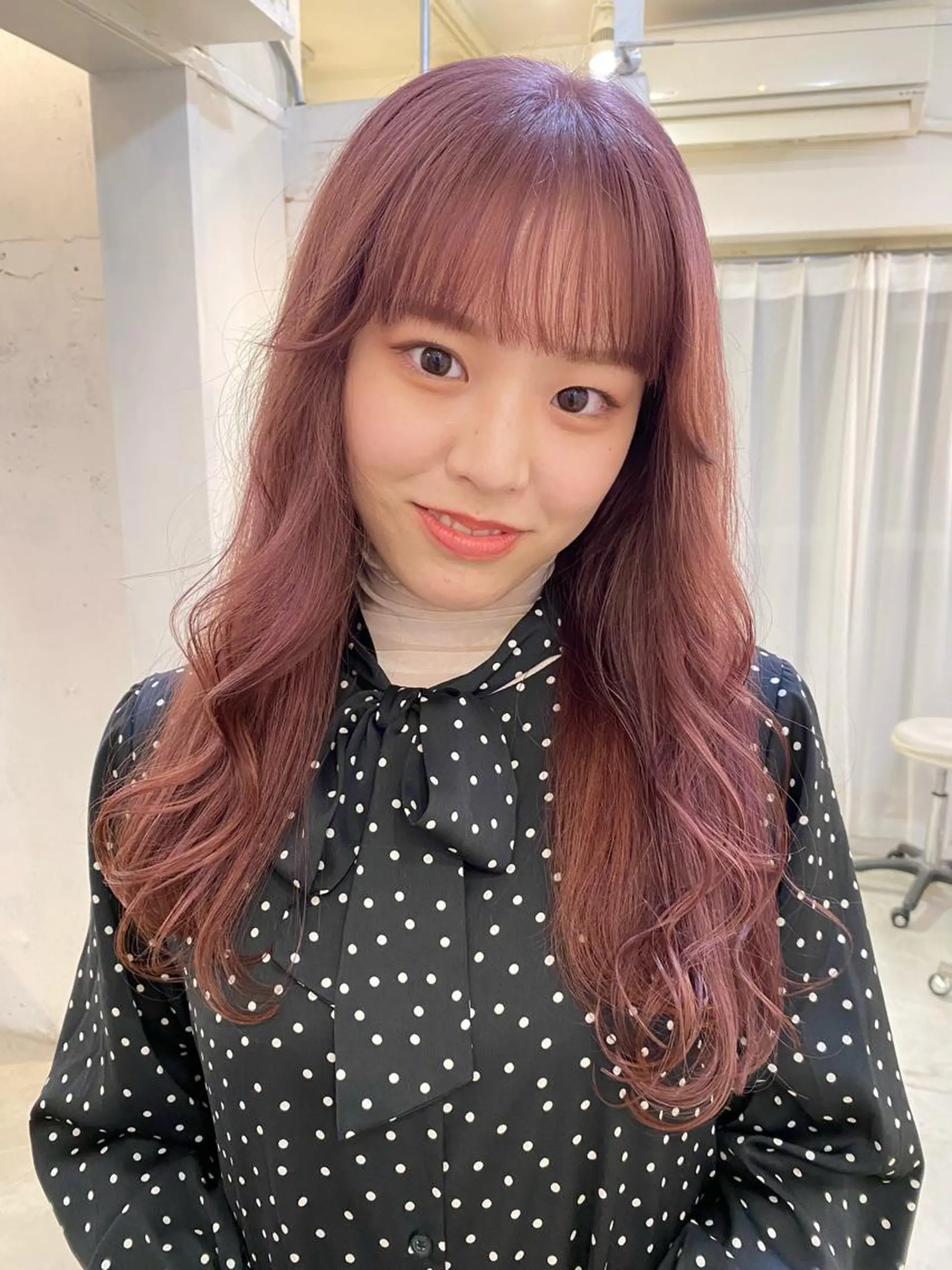 ロング カラー ベージュカラー 黒髪 ブリーチ ケアブリーチ ピンクカラー ブリーチなしカラー レイヤーカットのヘアスタイル