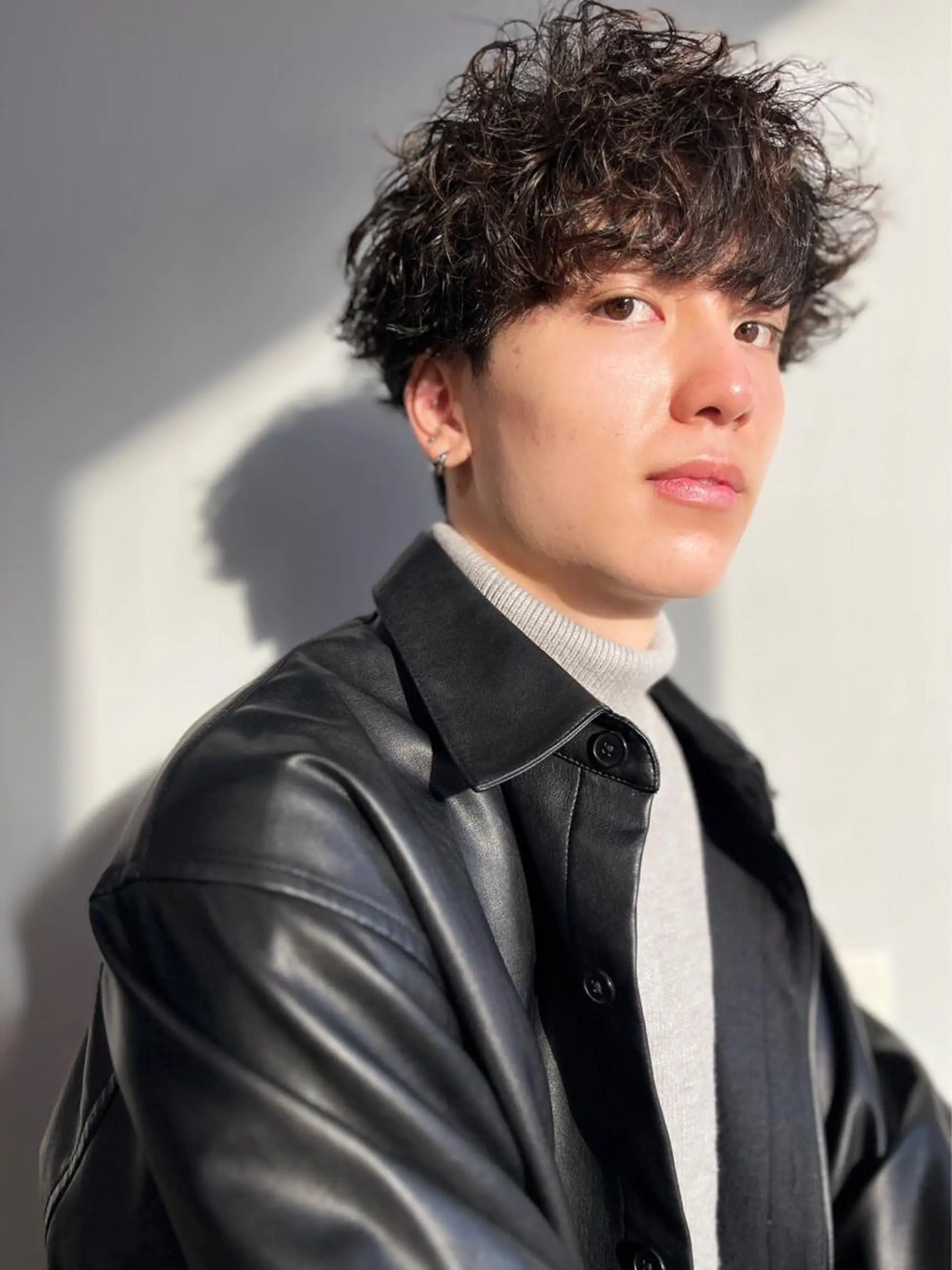 ショート パーマ メンズ メンズバレイヤージュ メンズブリーチ センターパート メンズハイライト メンズインナーカラー カット パーマ ☀️Luana☀️ 公式/大通のヘアスタイル