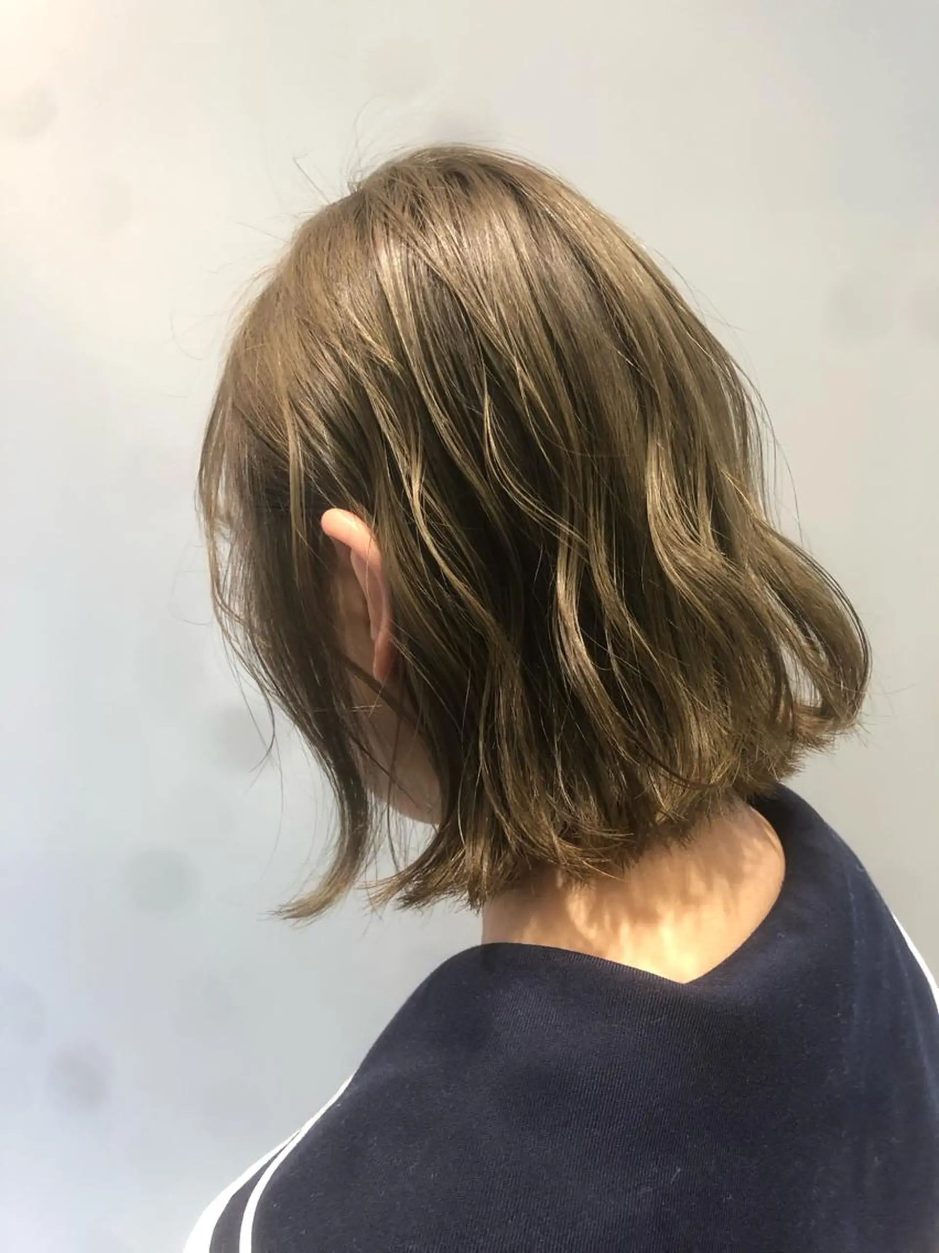 ミディアム カラー ベージュカラー ブリーチ ワタナベ テルマサのヘアスタイル