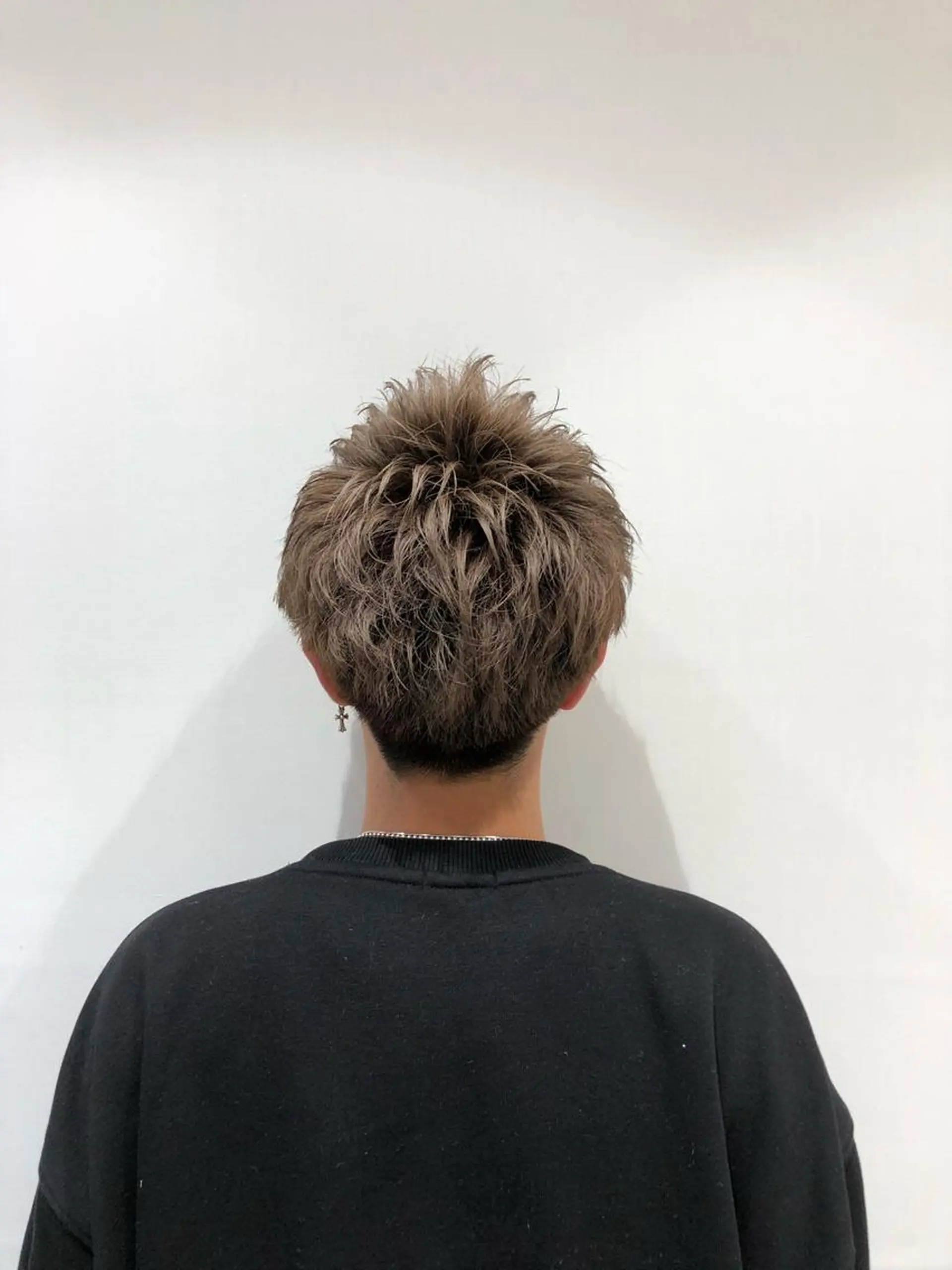 ショート カラー メンズ メンズブリーチ ツーブロック ベージュカラー ブリーチ グラデーションカラー カット ヘアカラー トリートメント 三川 洋樹のヘアスタイル