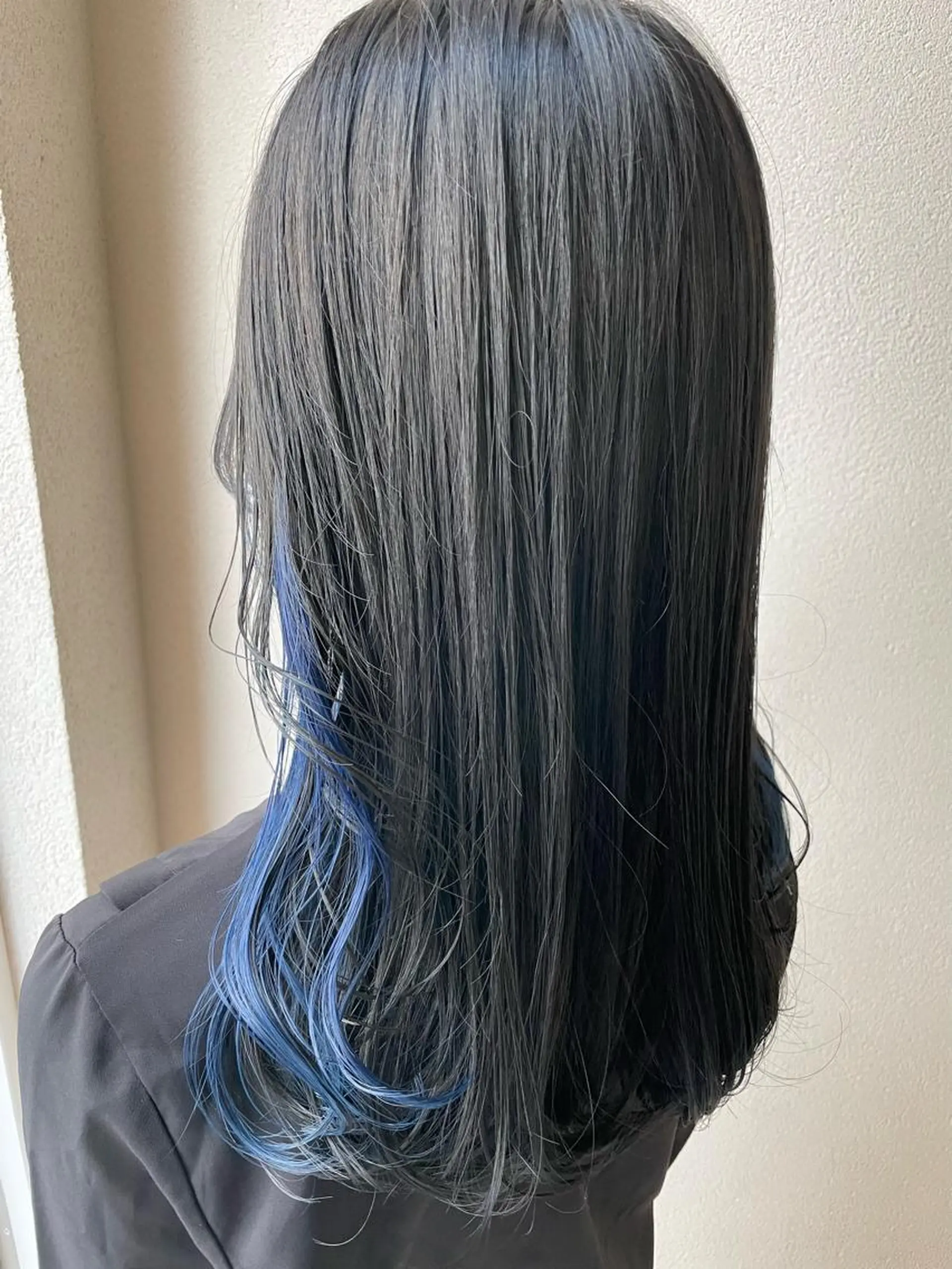 セミロング カラー アッシュ ブリーチ ブルーカラー 沢田 瞳のヘアスタイル