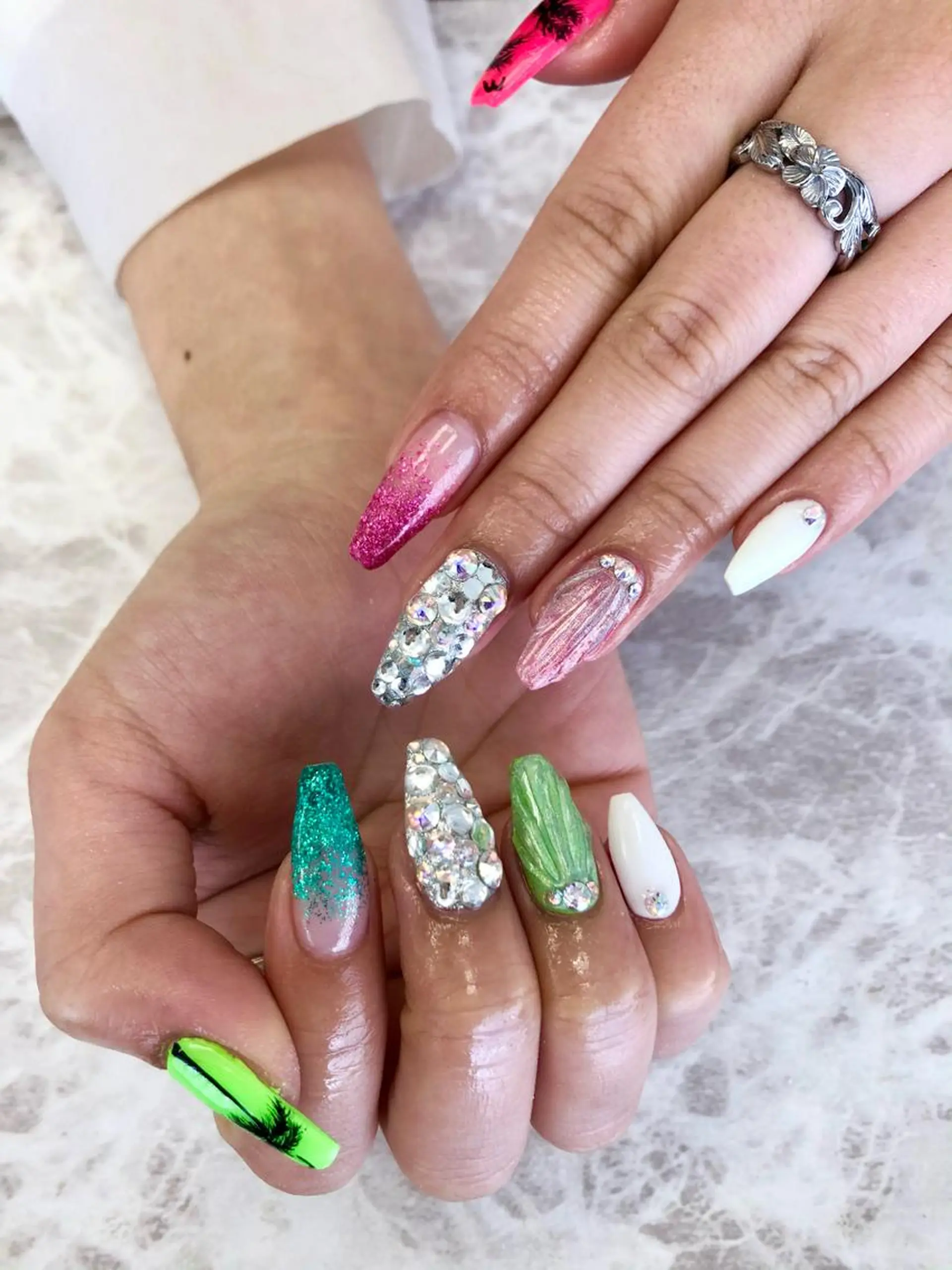 ネイル MADIA藤沢所属・MADIA MEGUのネイルデザイン