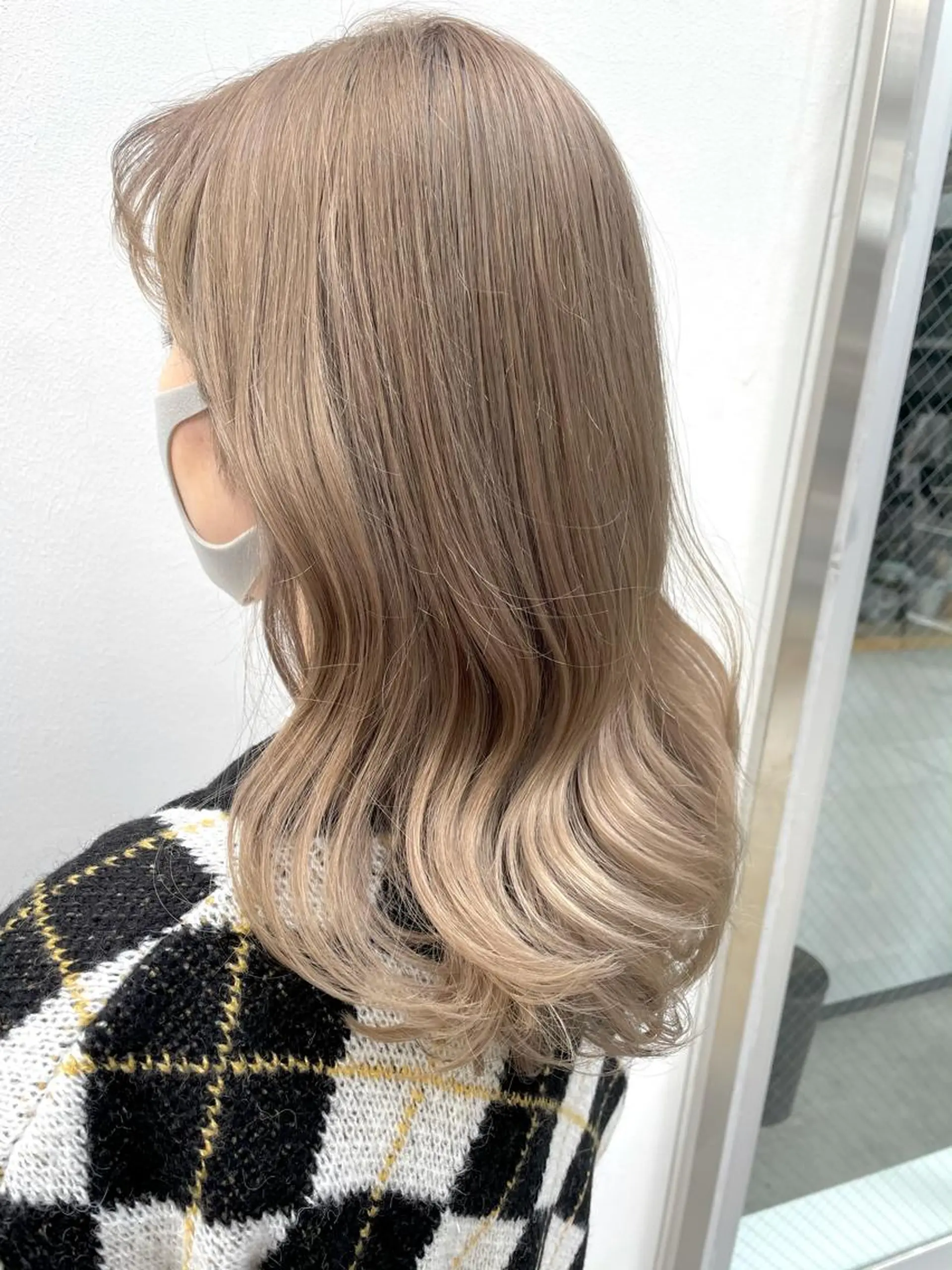 セミロング カラー ベージュカラー ブリーチ ヘアカラー トリートメント chama レイヤーカットのヘアスタイル