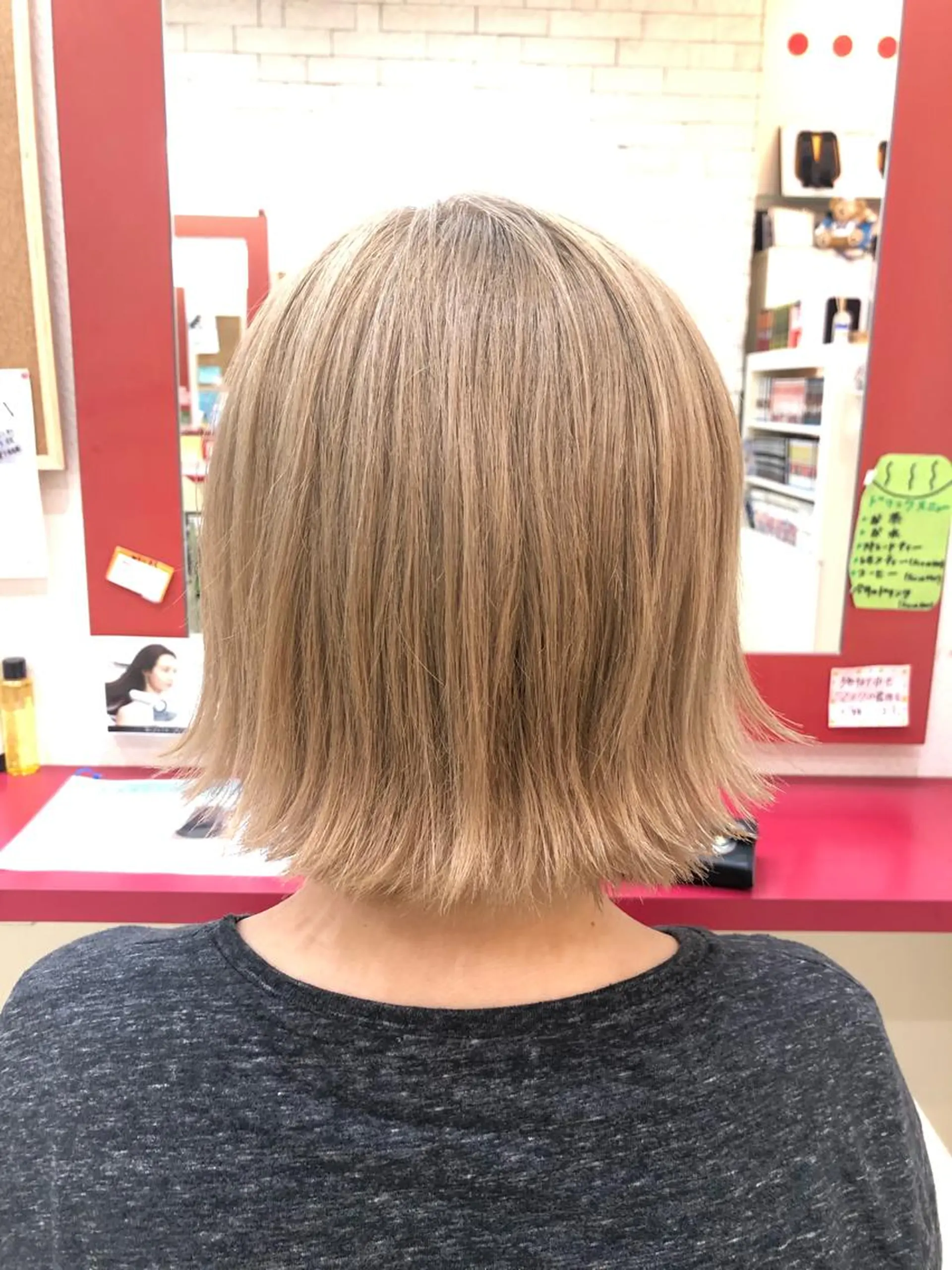 ショート ショートヘア 外ハネヘア まさき✂︎ブリーチ／ デザインカラーのヘアスタイル