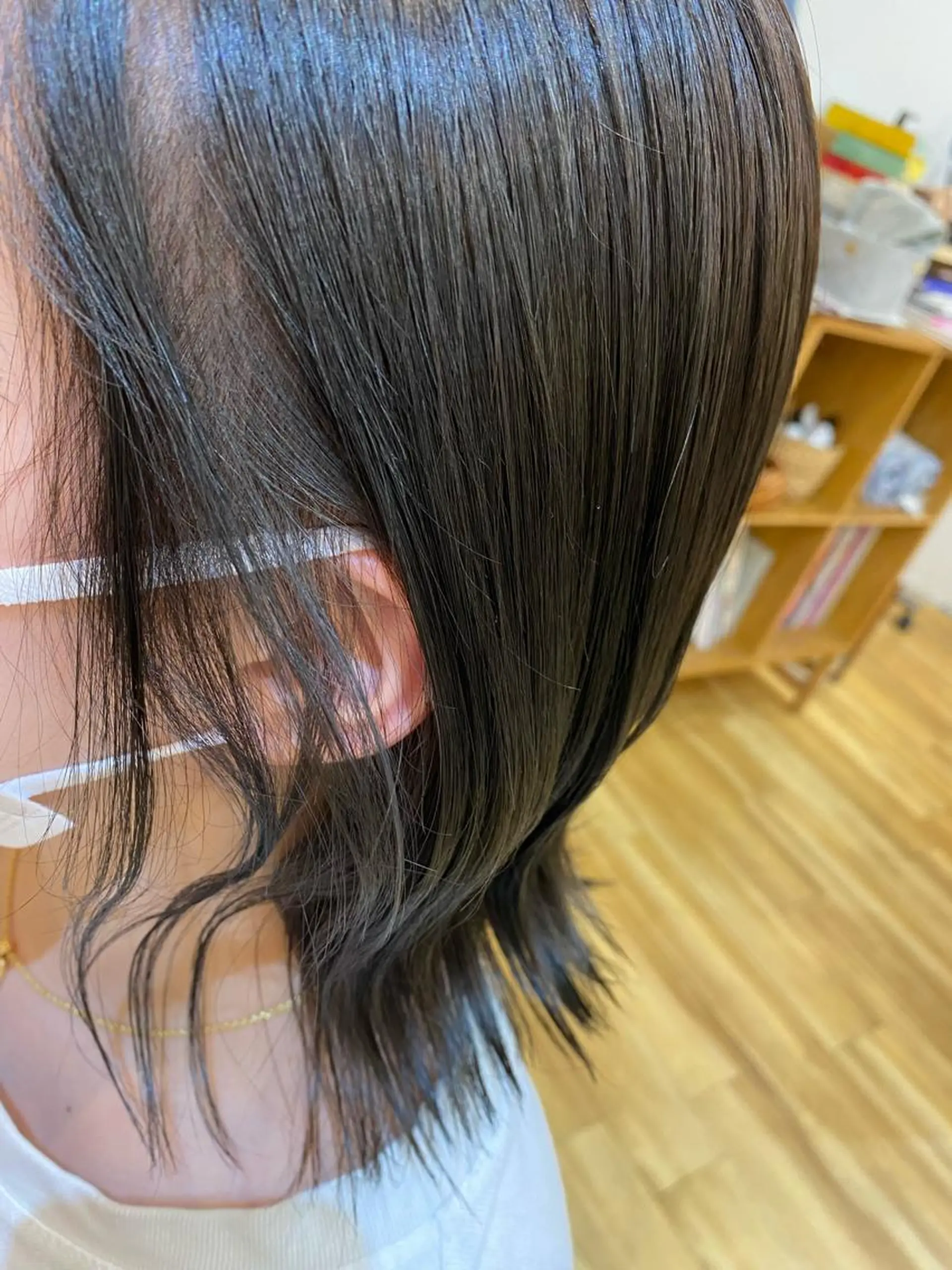 ミディアム カラー 黒髪 ブルーカラー ブルーブラック イヤリングカラー 佐藤 かののヘアスタイル