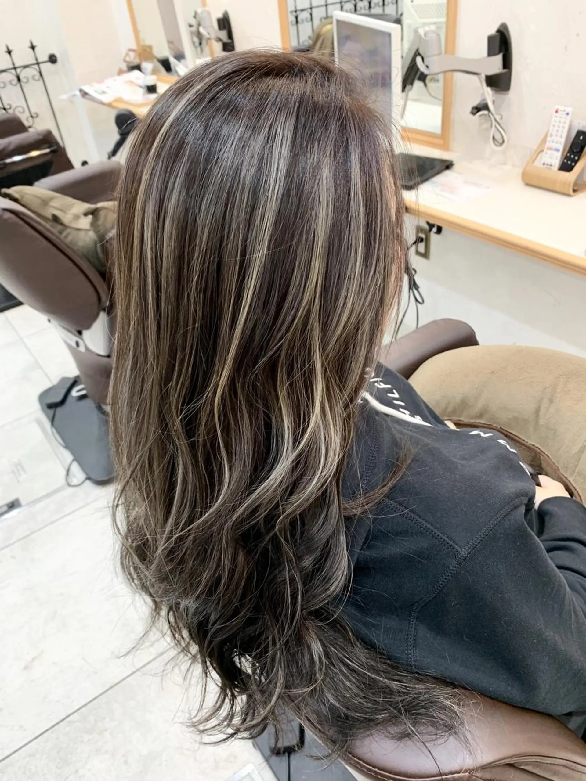 セミロング ハイライト カット ヘアカラー トリートメント 平尾 拓也のヘアスタイル