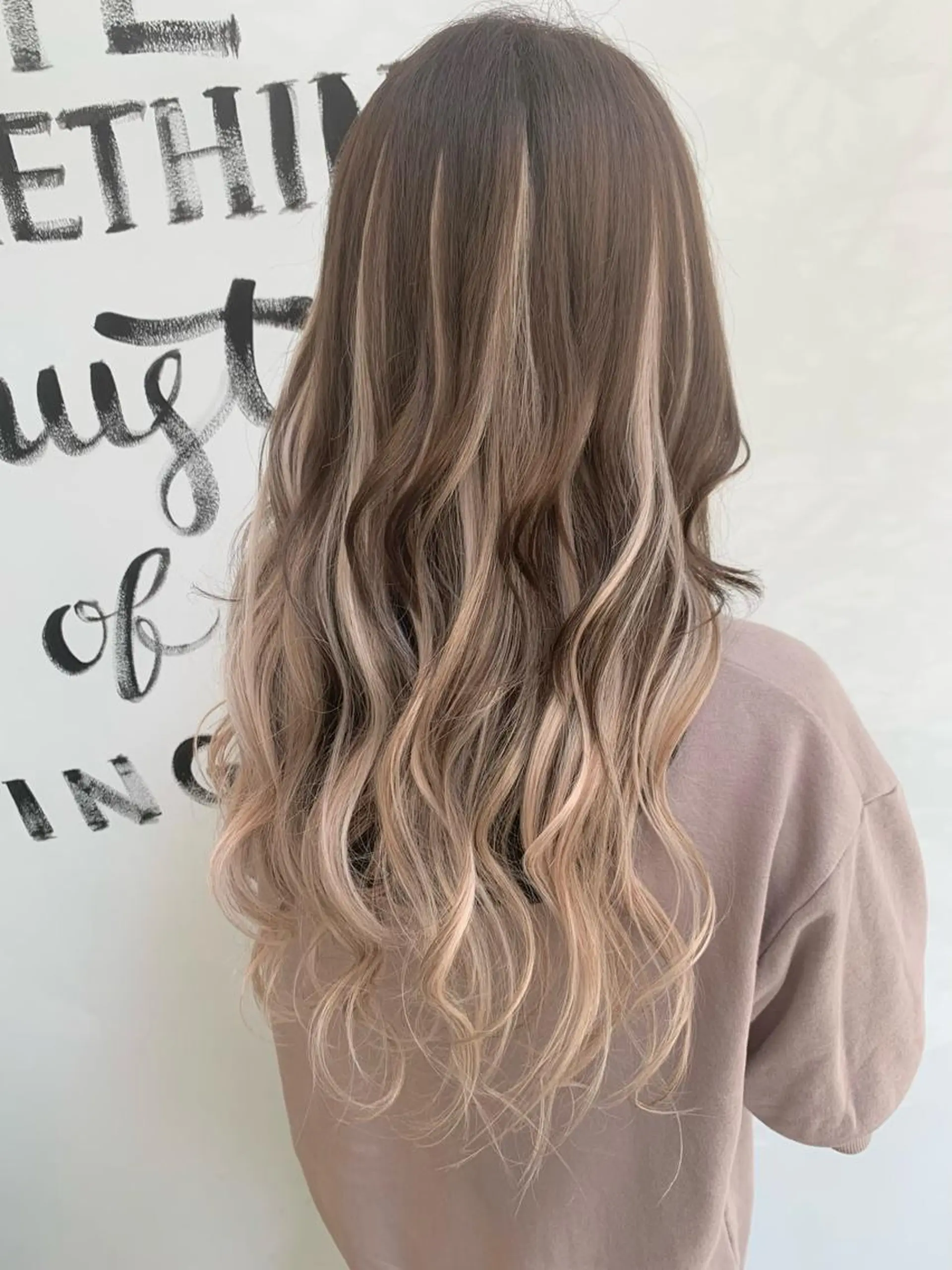 ロング カラー ベージュカラー ブリーチ グラデーションカラー ミルクティーベージュ エクステ 小笠原 菜緒のヘアスタイル