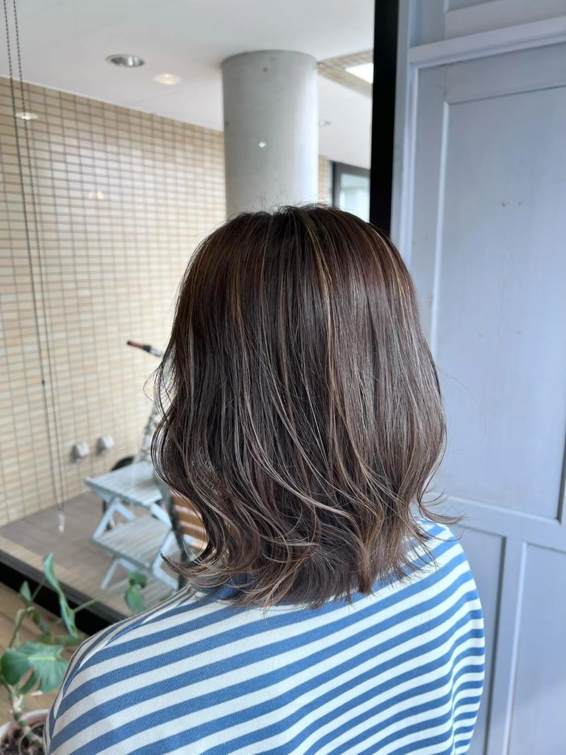 ミディアム カラー アッシュ ベージュカラー ハイライトカラー ハイライト ヘアカラー トリートメント ツキダテ ユイのヘアスタイル