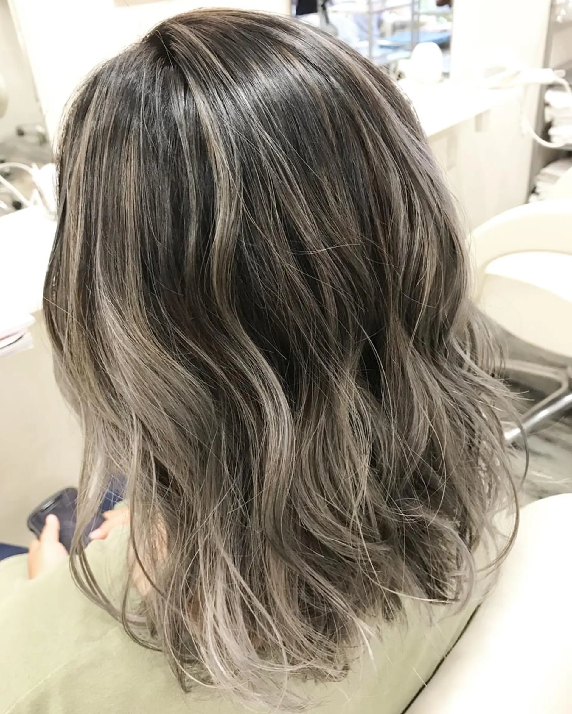 ミディアム カラー グラデーションカラー グレージュ ハイライトカラー ハイライト WONK. ウォンク 心斎橋のヘアスタイル