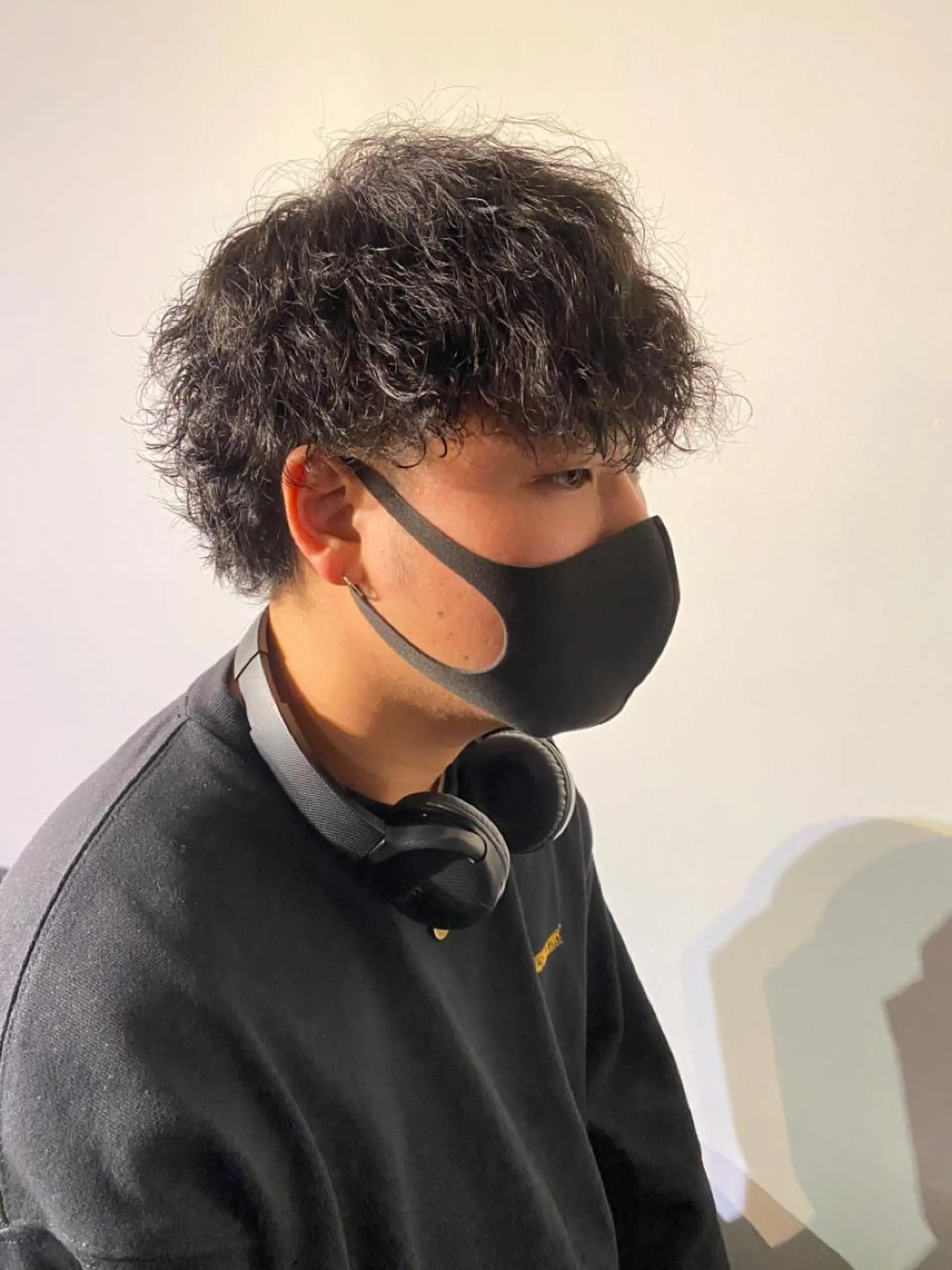 ミディアム パーマ メンズ ミディアムパーマ メンズブリーチ コンマヘア フェードカット メンズハイライト カット パーマ トリートメント 🔹YUTA🔹 メンズパーマのヘアスタイル