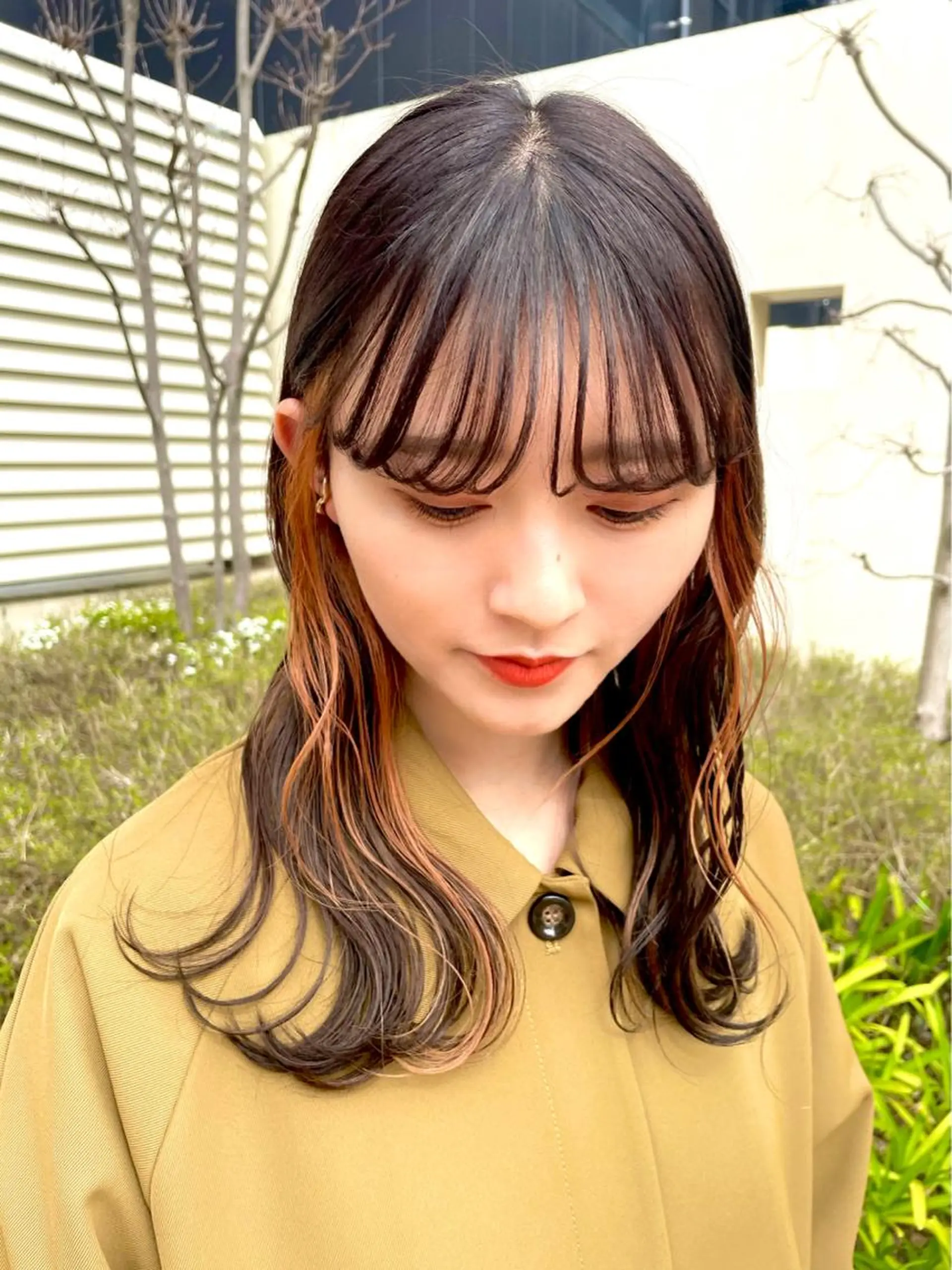 セミロング カラー ブリーチ イヤリングカラー オレンジ ヘアカラー トリートメント RAIMA ハイトーン/ベージュのヘアスタイル