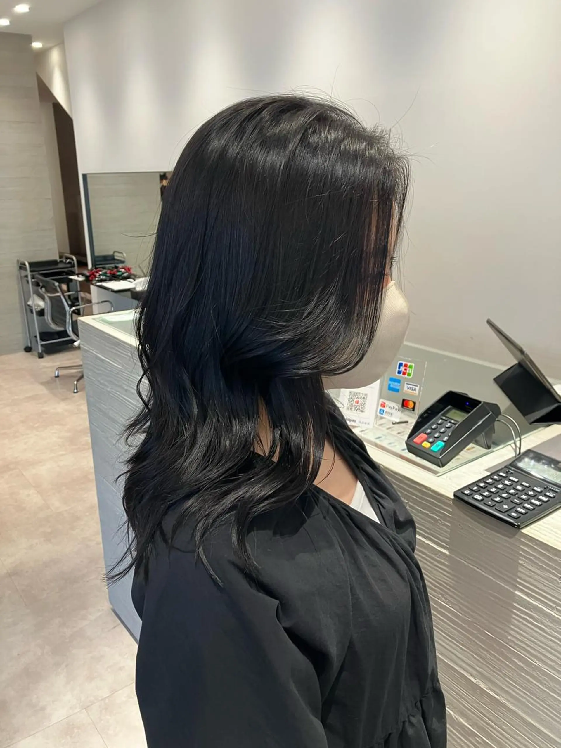 ロング カラー 黒髪 ブルーカラー ブルーブラック サキ🤍ハイトーン 🩰くびれ巻きヘアのヘアスタイル