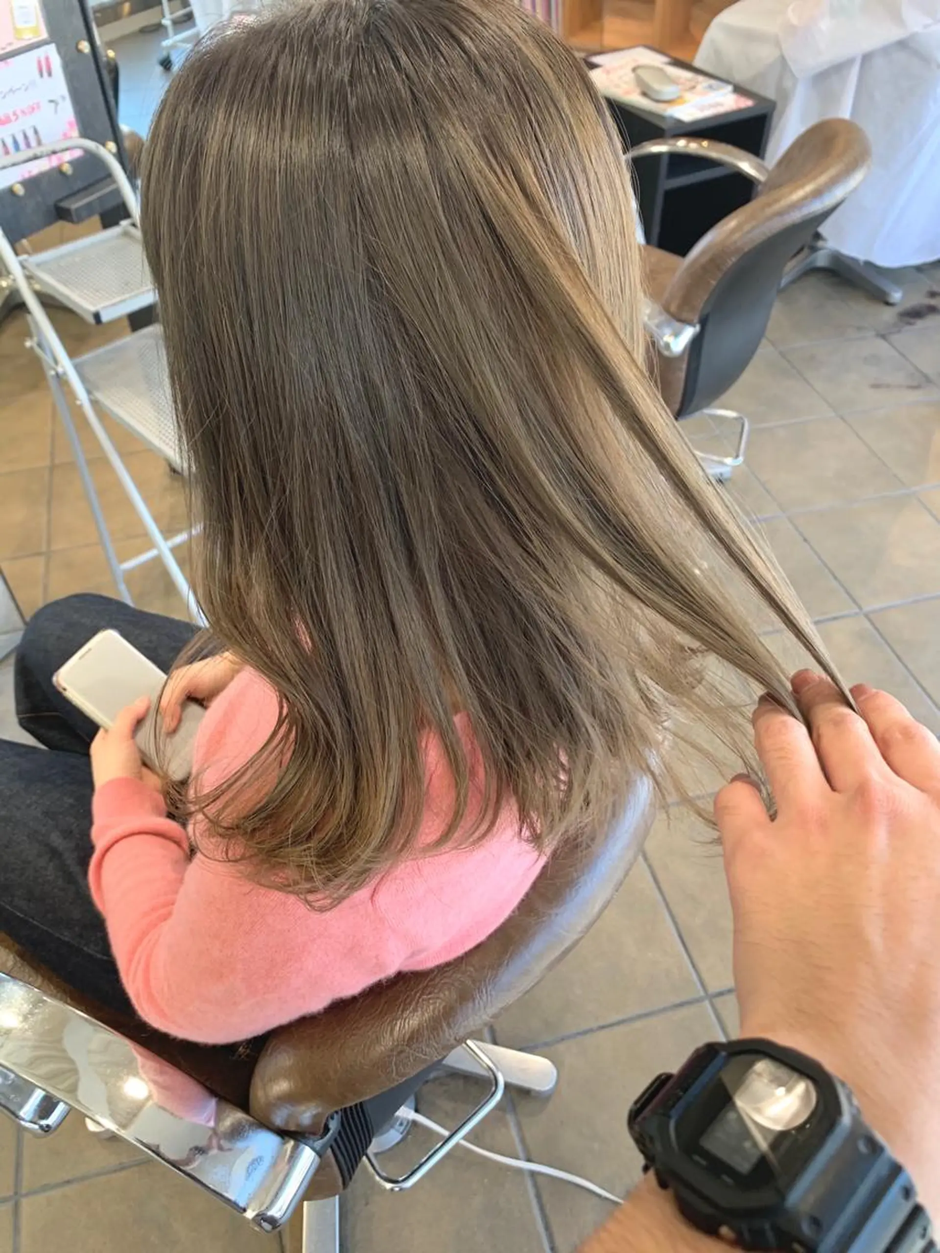 ミディアム カラー ベージュカラー ブリーチ 透明感カラー オリーブベージュ 明石遼/ベージュ / ピンクのヘアスタイル