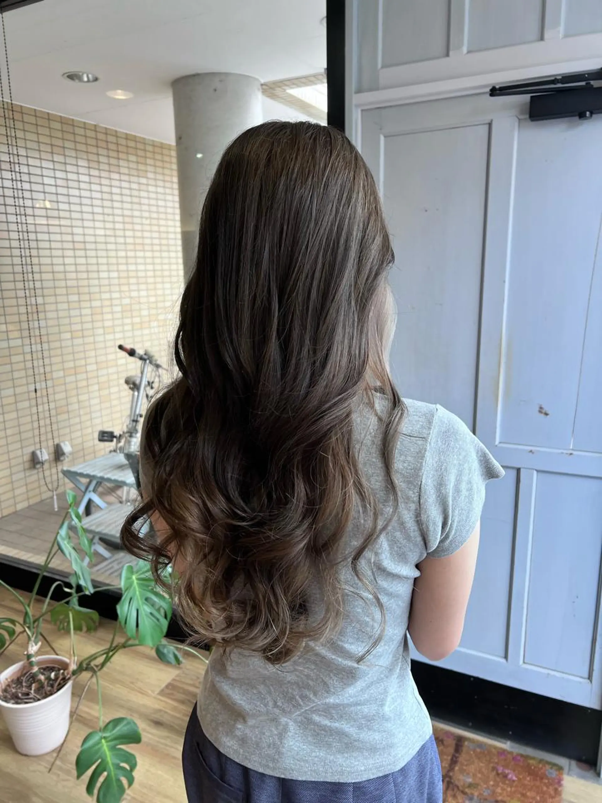 ロング カラー ベージュカラー グレージュ ホワイトベージュ ヘアカラー トリートメント ツキダテ ユイのヘアスタイル