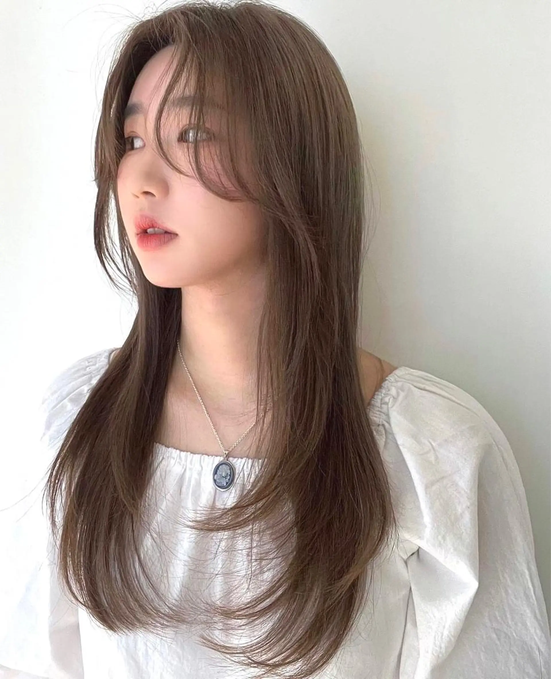 セミロング カラー ベージュカラー ブリーチ イヤリングカラー 韓国風カラー ブリーチなしカラー カット ヘアカラー トリートメント 鈴木 一貴のヘアスタイル