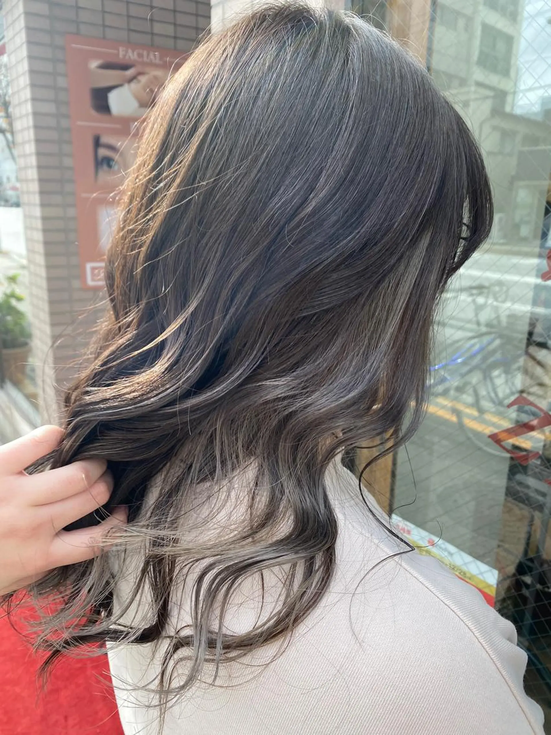 ロング カラー イヤリングカラー グレージュ シルバー ️🫧押上️🫧はな 🫧うる艶パーマのヘアスタイル