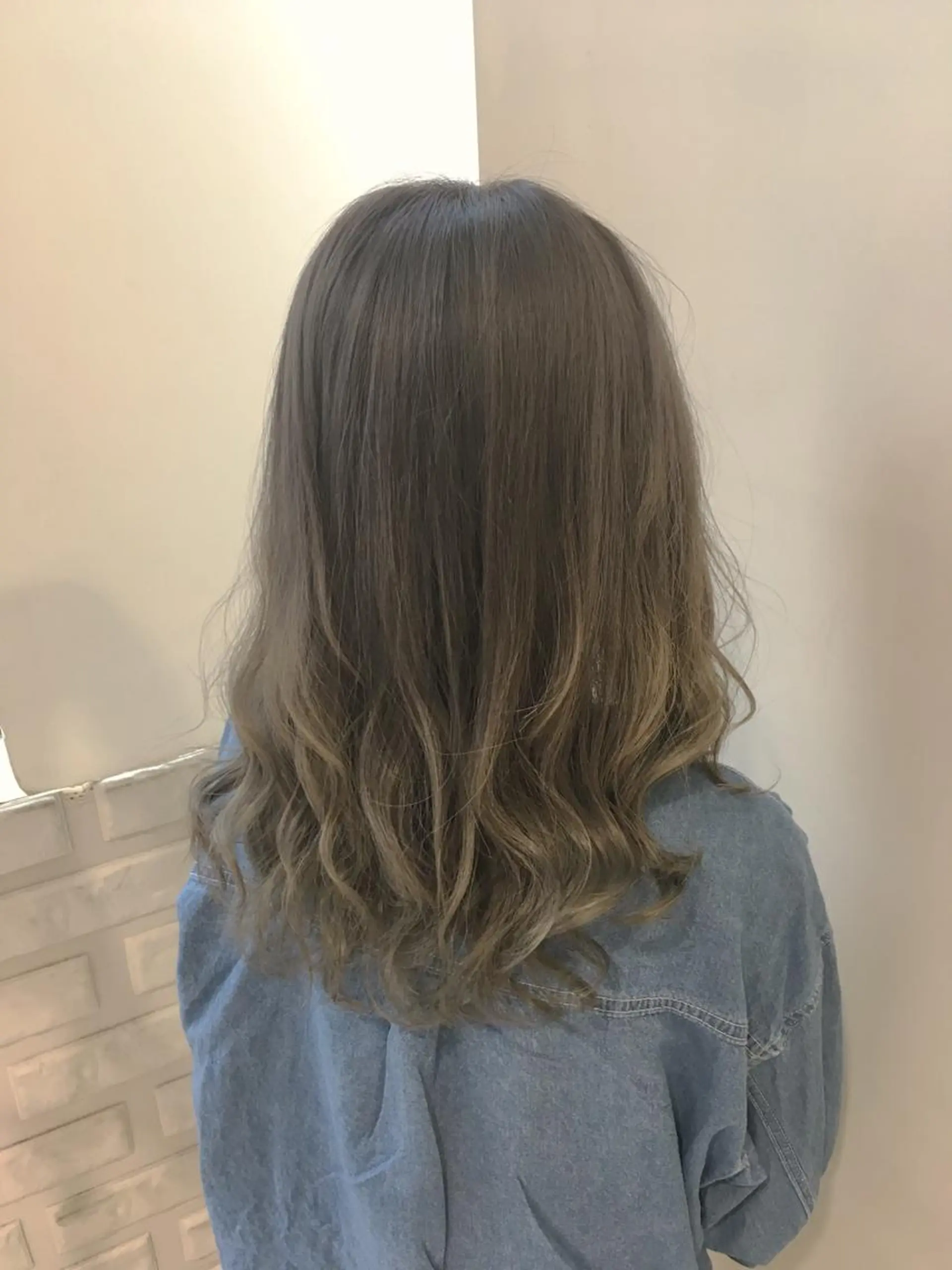 セミロング カラー グレージュ 農添 杏のヘアスタイル