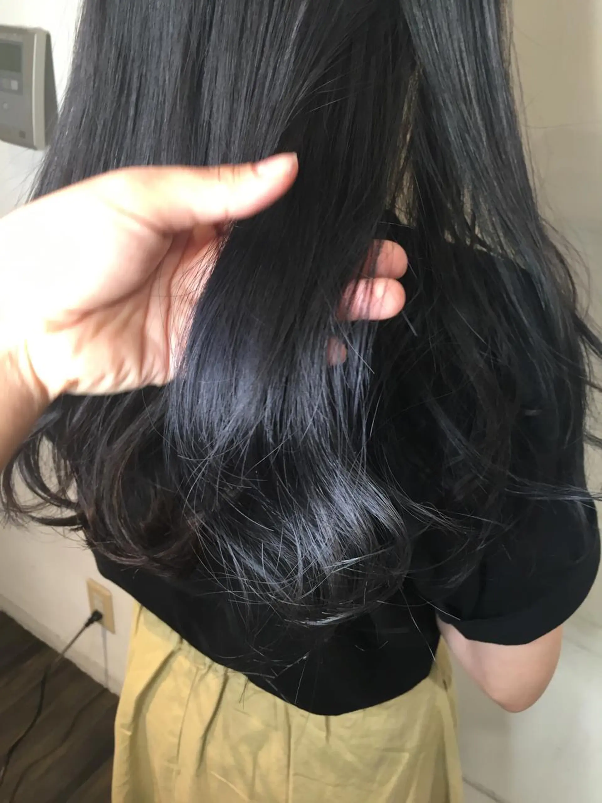 ロング カラー ヘアアレンジ ブリーチ ダークグレー 🌿‬ ܸAir 透明感🌱西村知佳のヘアスタイル