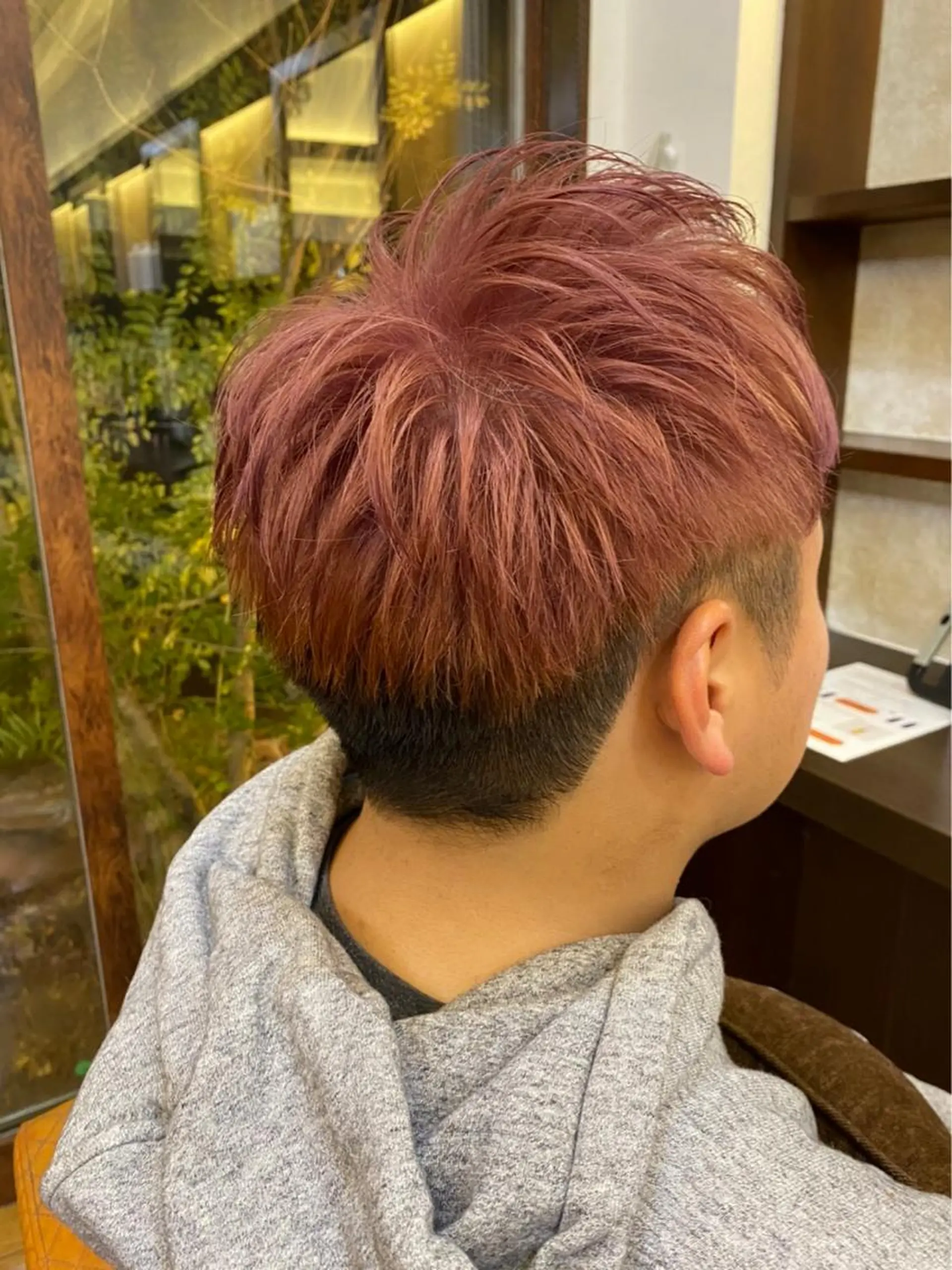 カラー メンズ メンズブリーチ ブリーチ ピンクカラー 川元 汐音のヘアスタイル