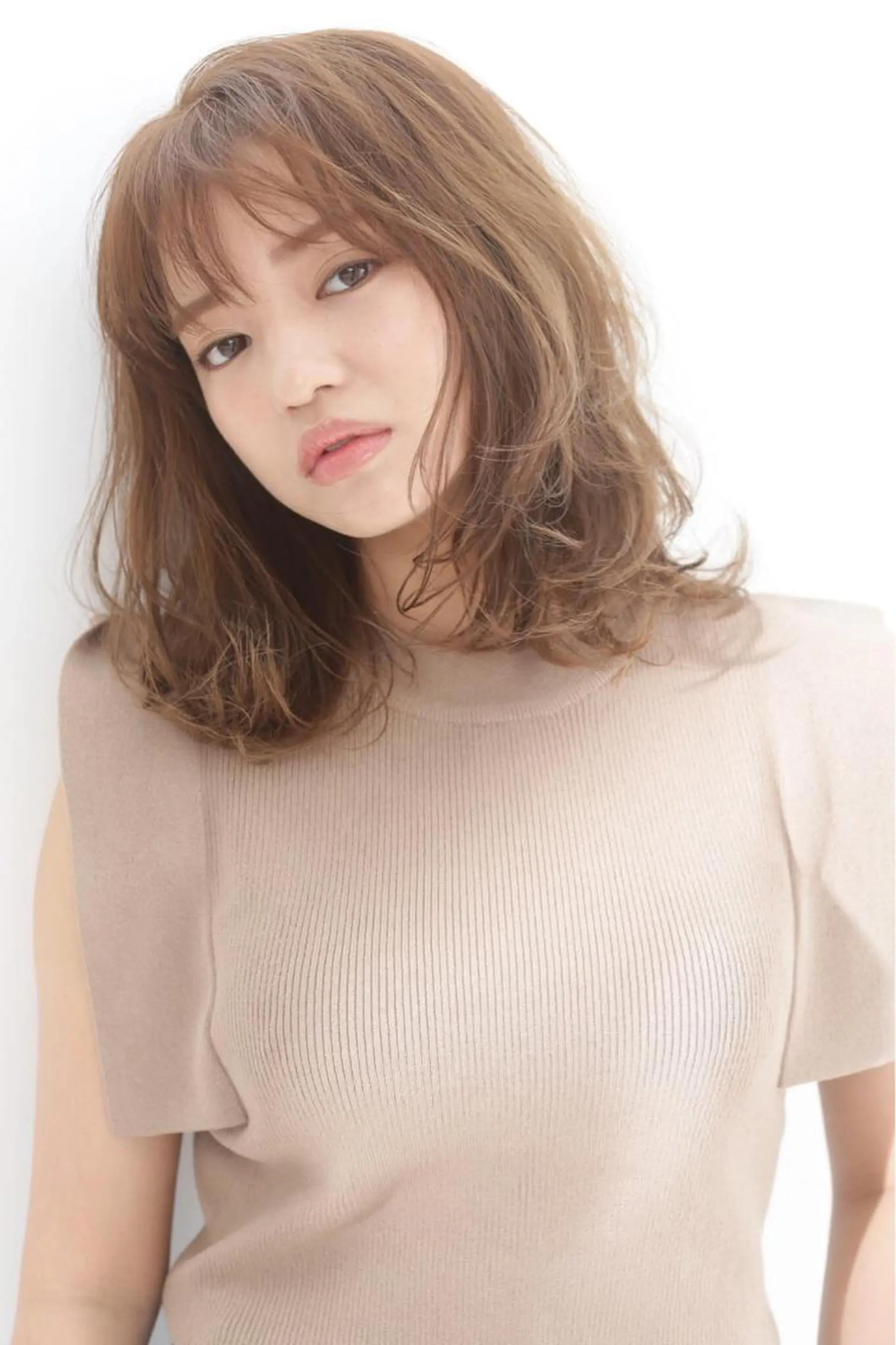 ミディアム アッシュ ボブ くせ毛 斜めバング ハイライト REVE所属・馬場  麻応のヘアスタイル