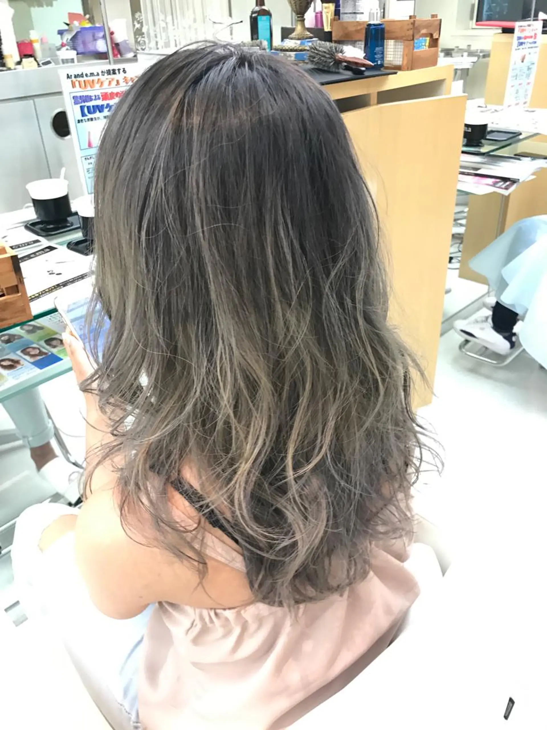 セミロング カラー アッシュ グラデーションカラー ハイライトカラー ハイライト AILEE所属・ウルフカット レイヤーカット上柿のヘアスタイル