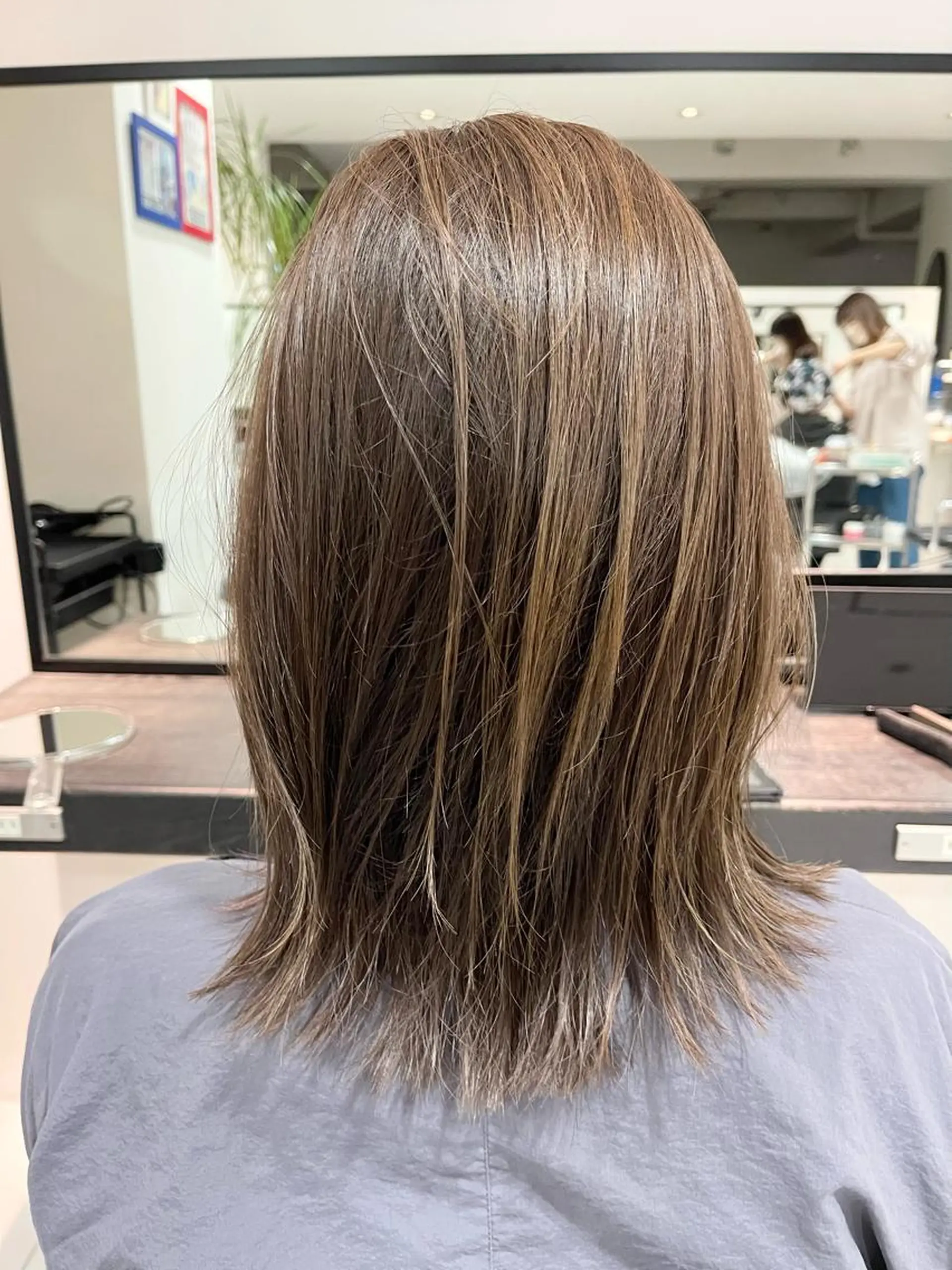 ミディアム カラー ヘアアレンジ ベージュカラー ヘアカラー brut(ブリュット)所属・秋葉 一郎のヘアスタイル