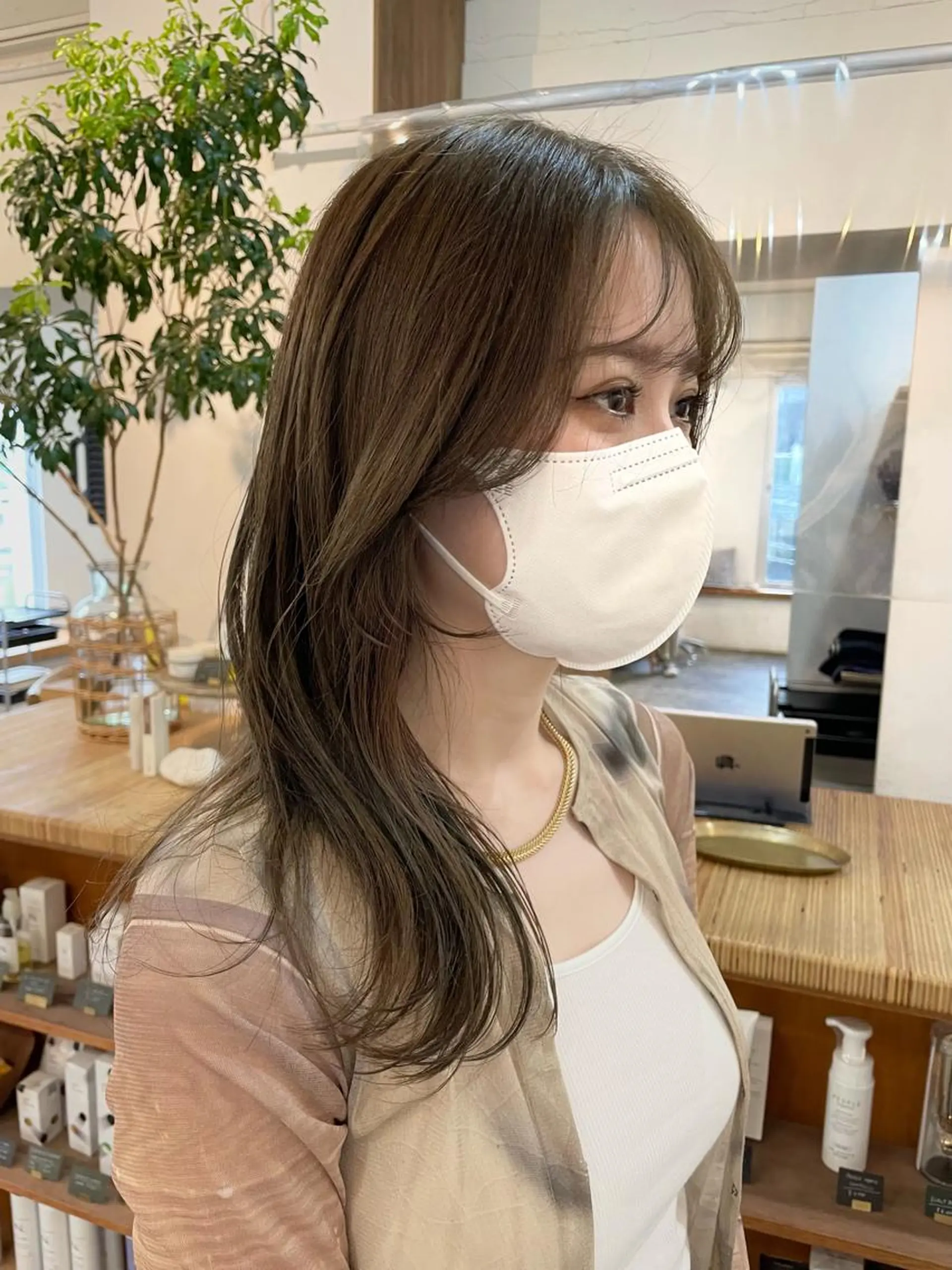 セミロング カラー ベージュカラー ブリーチ ダブルカラー ブリーチなしカラー オリーブベージュ カット ヘアカラー トリートメント 【arc】Ruri コテ巻き風パーマのヘアスタイル