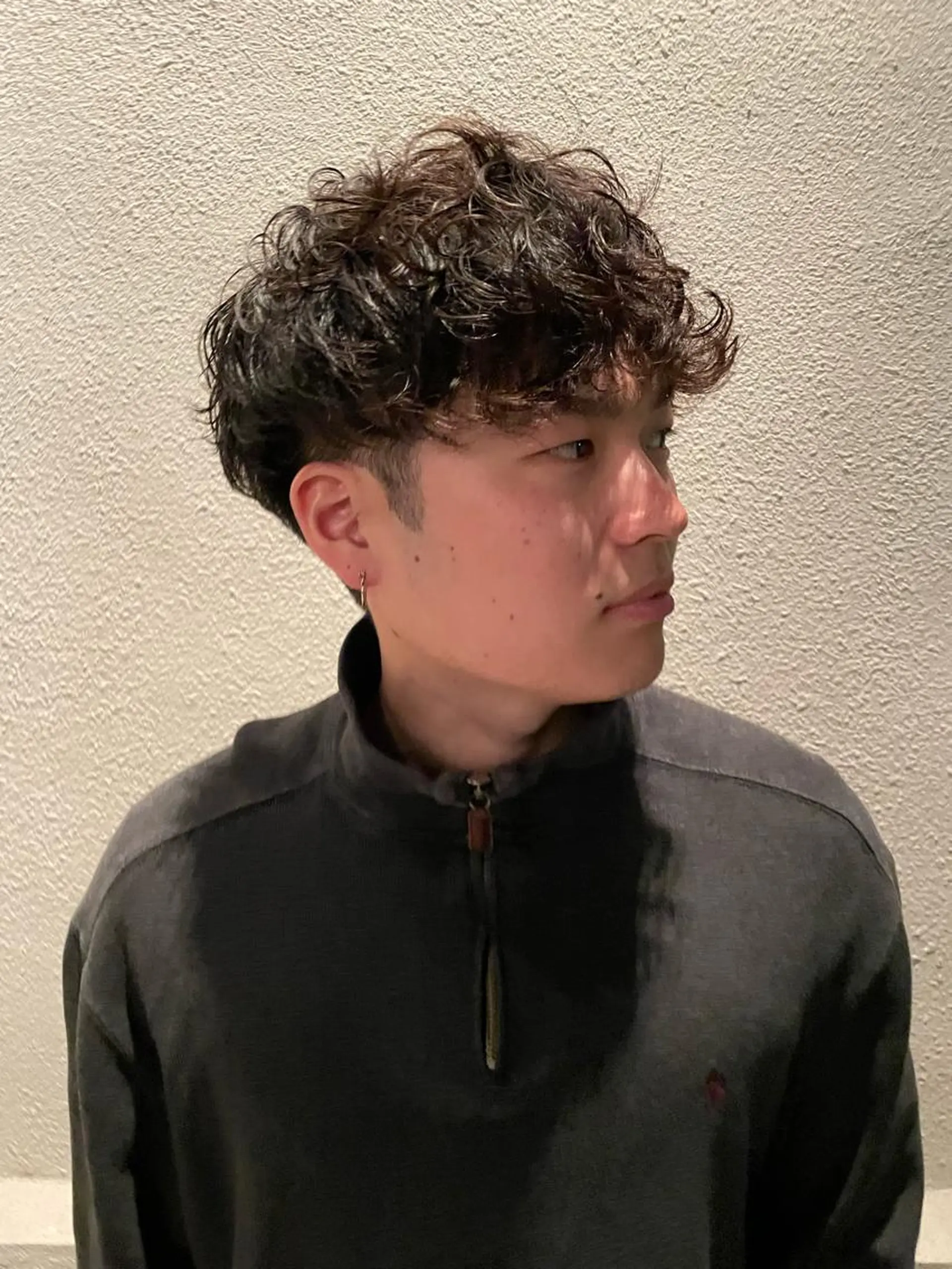 ショート パーマ メンズ メンズパーマ 外国人風カラー ニシウエ ヒロキのヘアスタイル