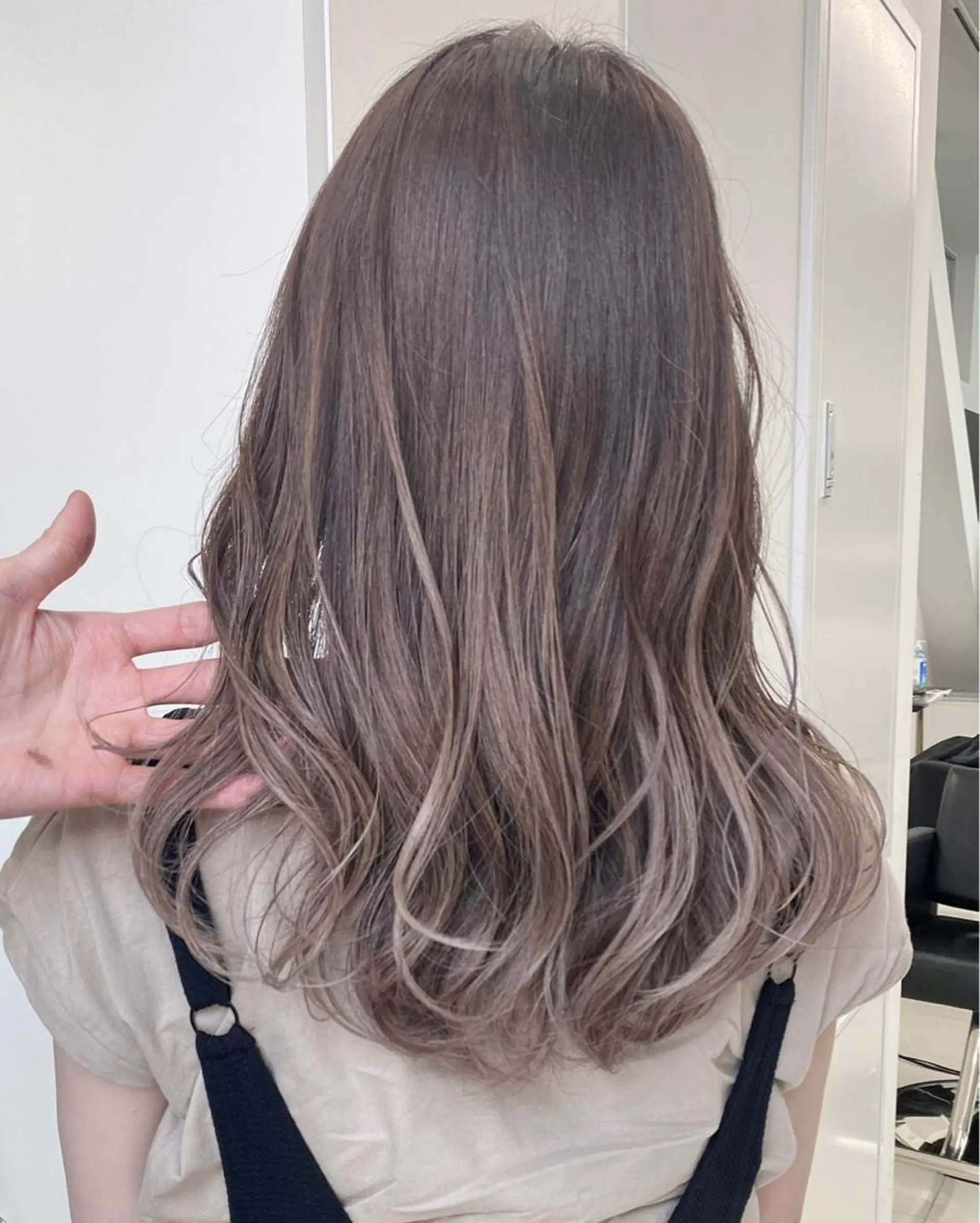 セミロング アッシュ フレンチガーリー 髪質改善 オン眉 公式 Ease by amble luxeのヘアスタイル