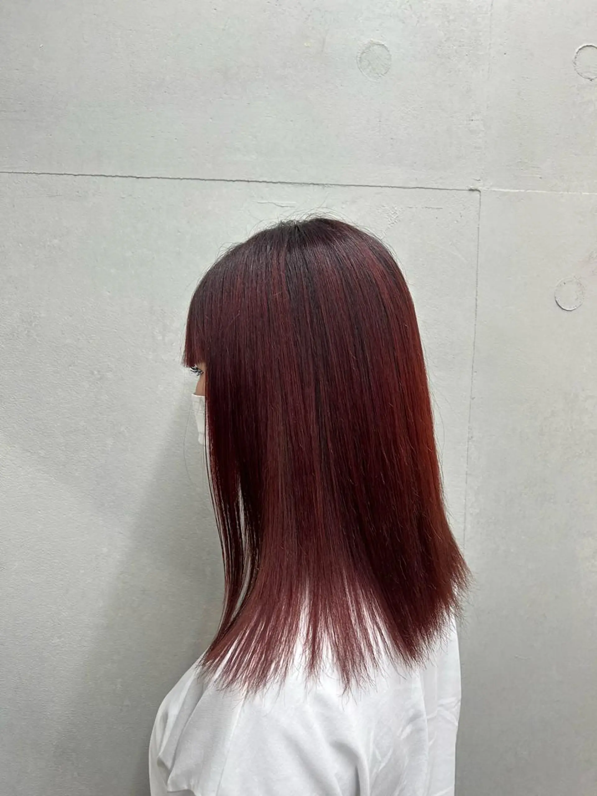セミロング カラー ブリーチ レッドカラー IO イオリのヘアスタイル