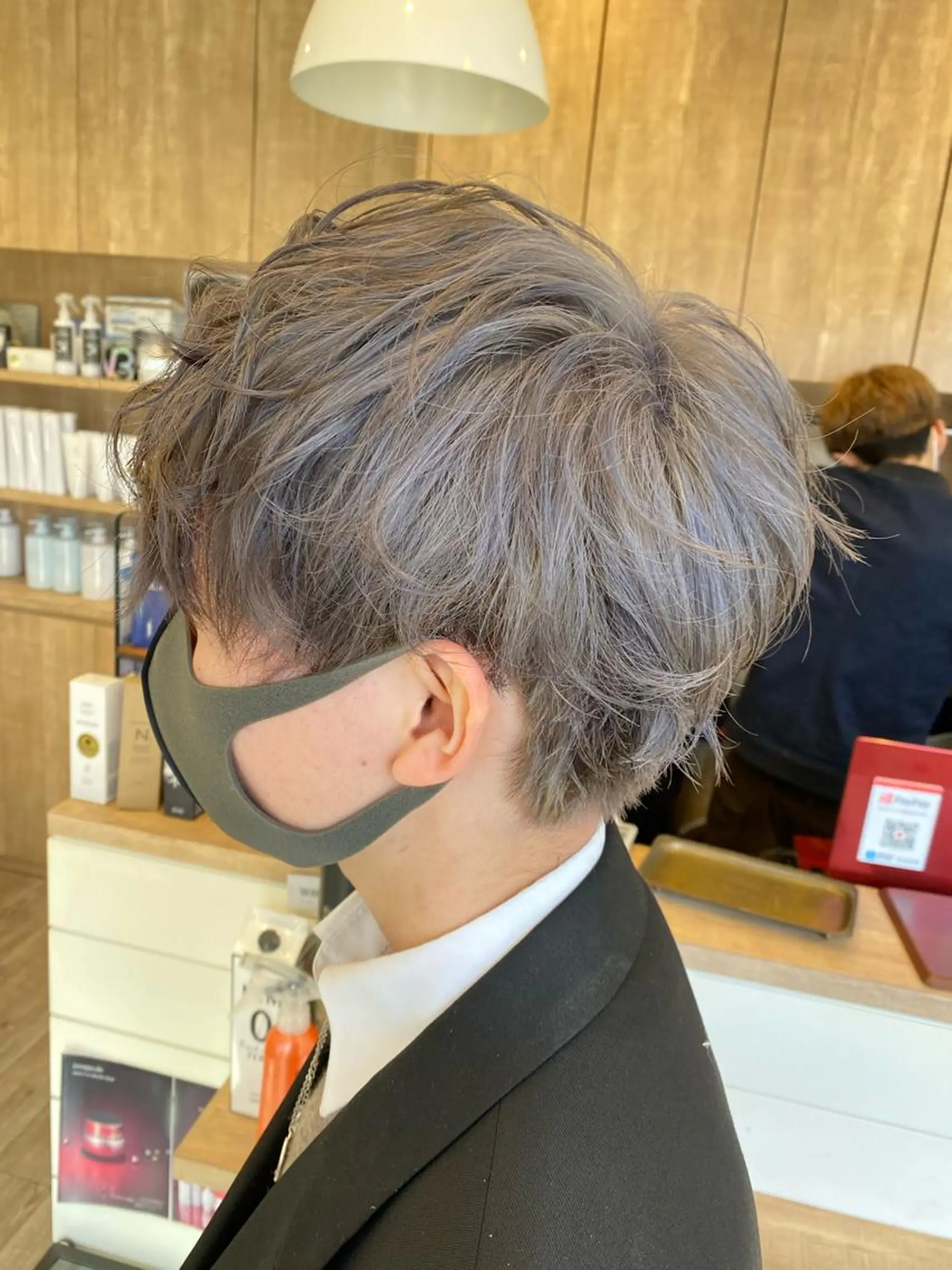 カラー シルバー レイヤーカット ハイトーンウエダのヘアスタイル