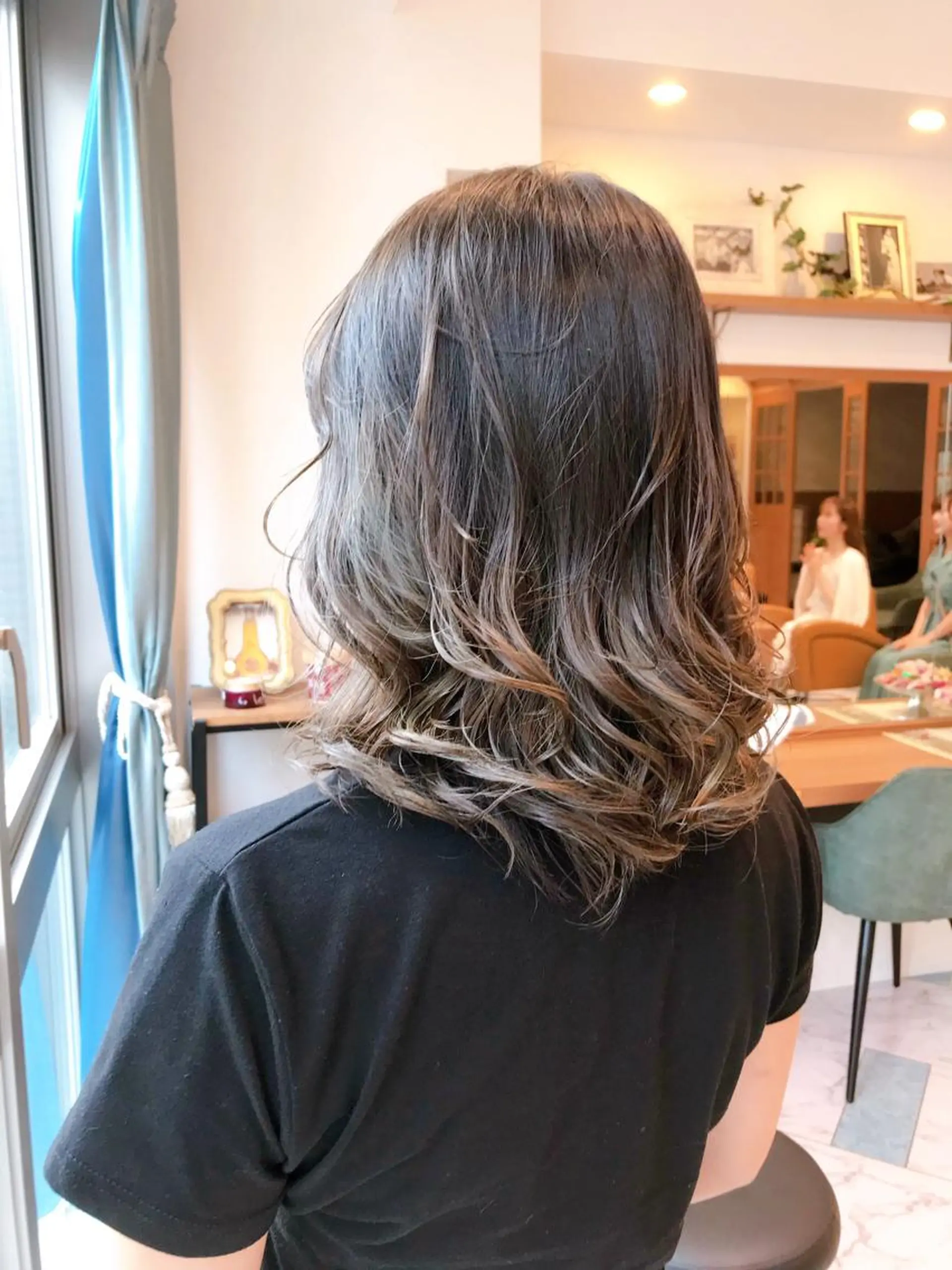 セミロング 外国人風カラー ハイライト レイヤーカット Lond enikaのヘアスタイル