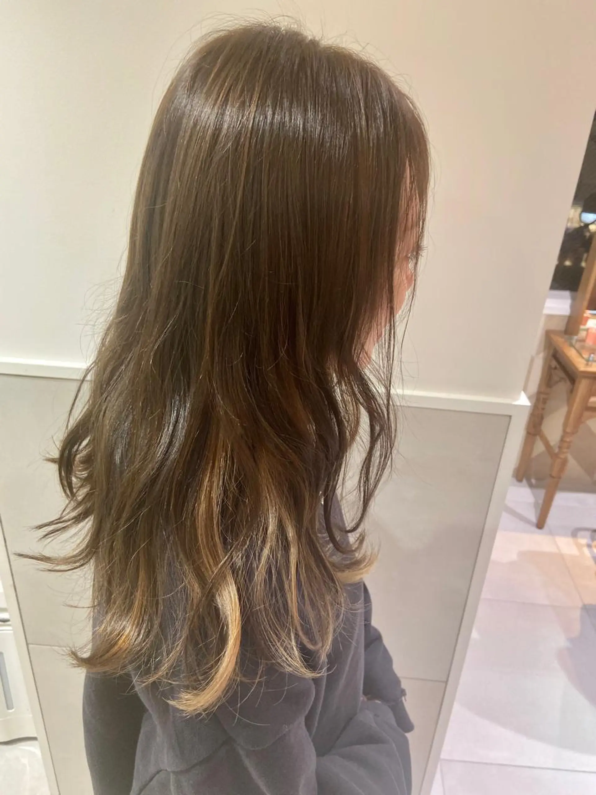 セミロング カラー アッシュ ベージュカラー オリーブベージュ SALOWIN所属・小栗 麻衣のヘアスタイル
