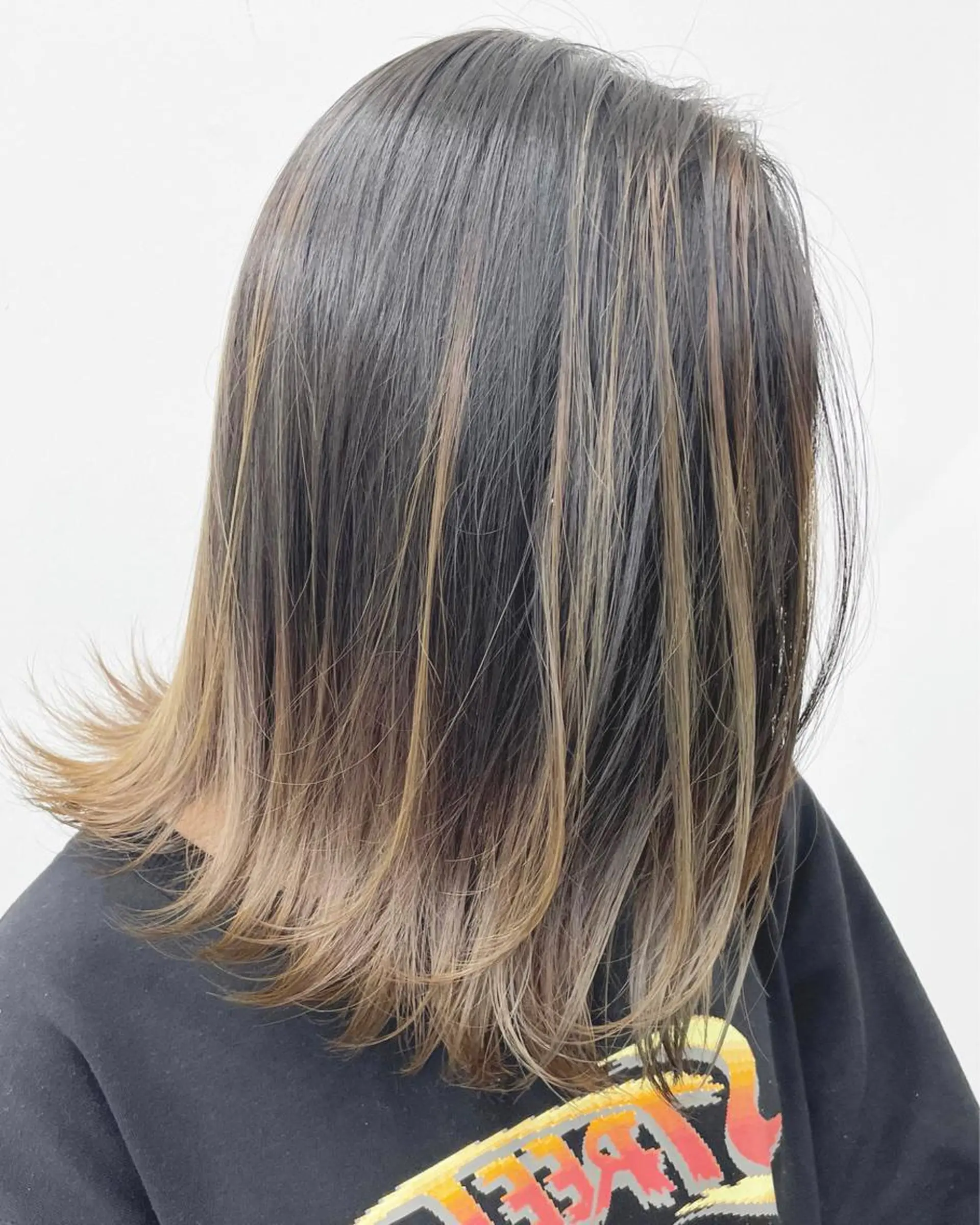 ミディアム カラー ヘアアレンジ ベージュカラー ブリーチ 🦄インナーカラー 🦄貫井彩花のヘアスタイル